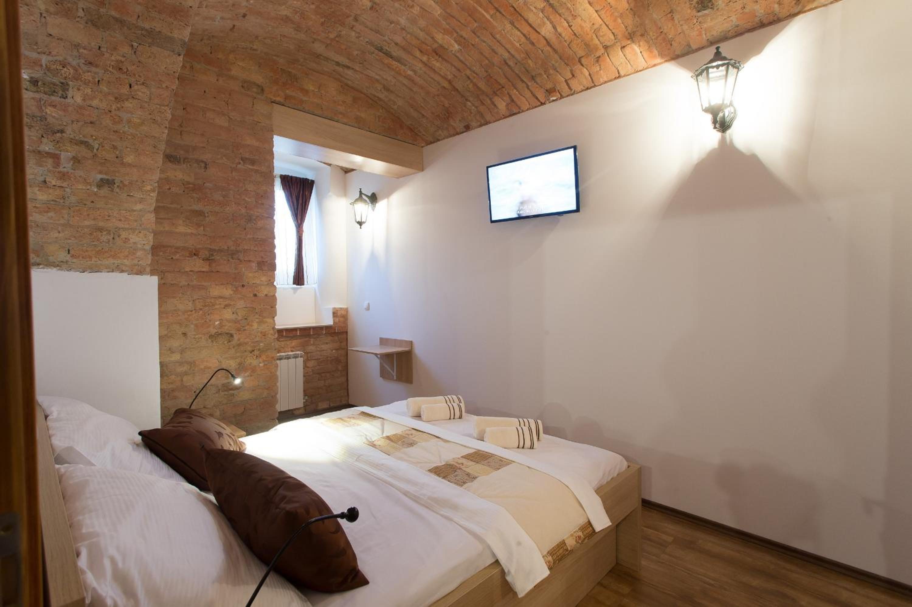 Large Double Room - Photo 7
