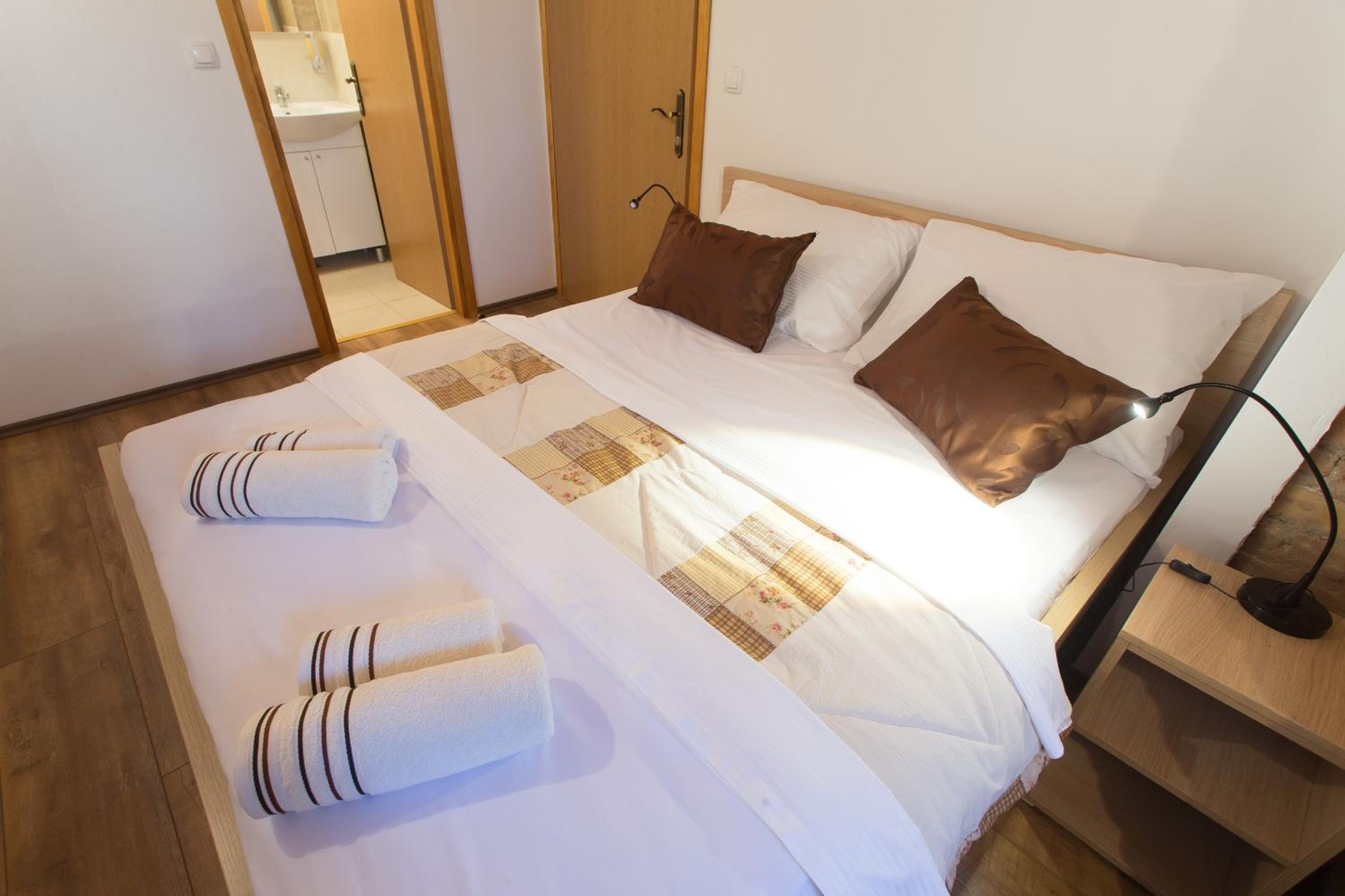 Large Double Room - Photo 6