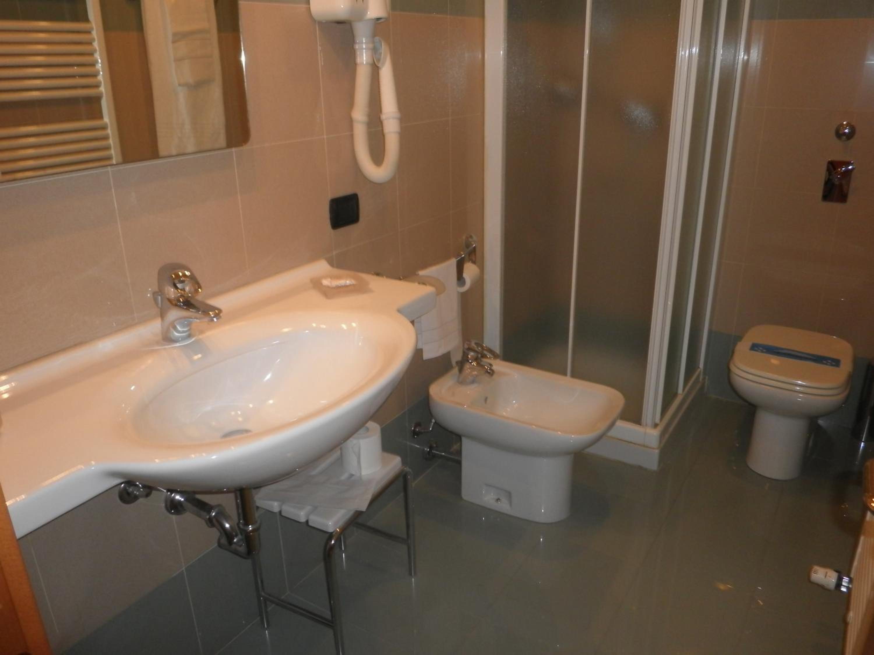 Double or Twin Room - Photo 3
