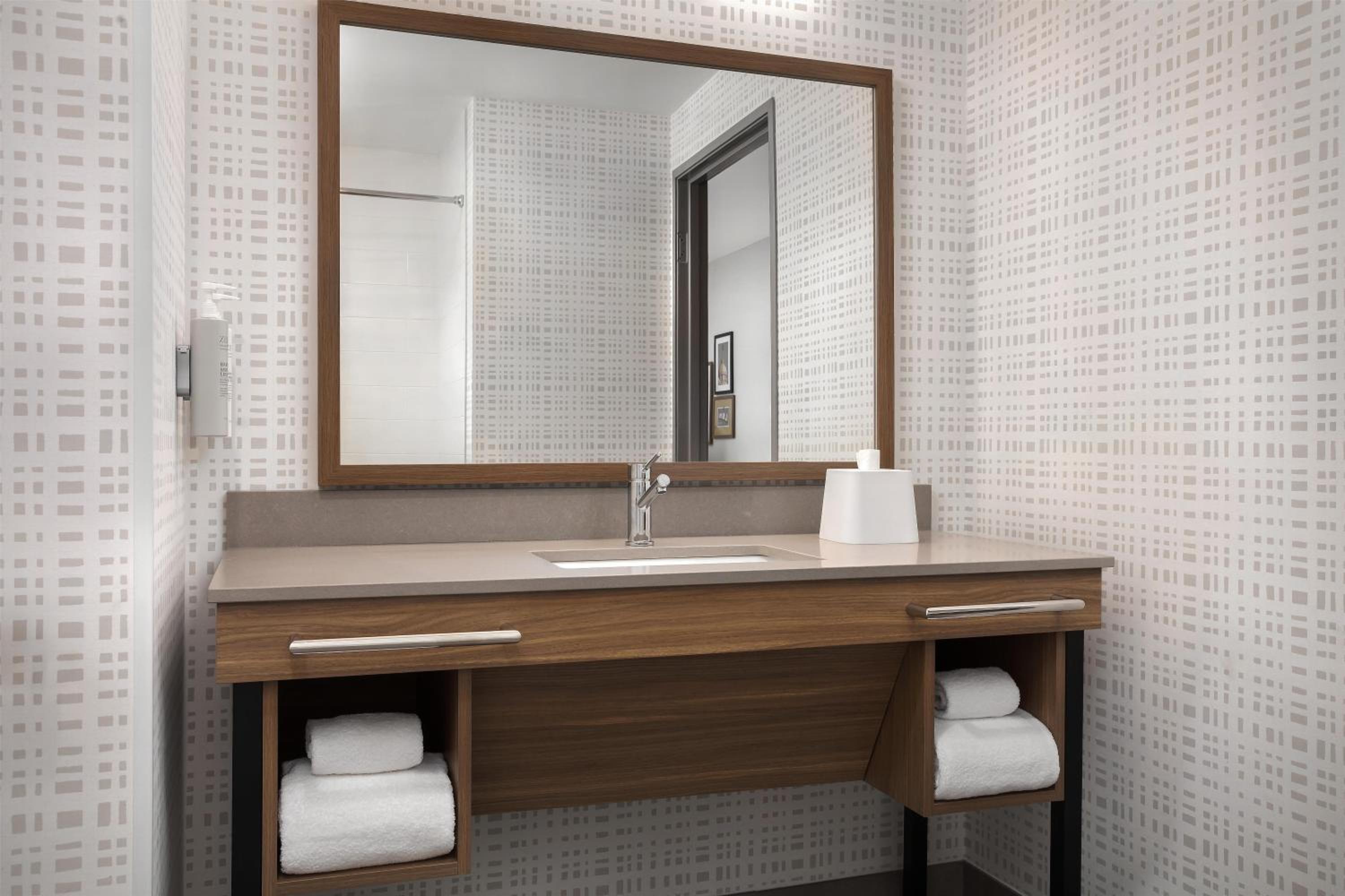 Queen Room with Two Queen Beds and Bath Tub - Mobility Access photo 3