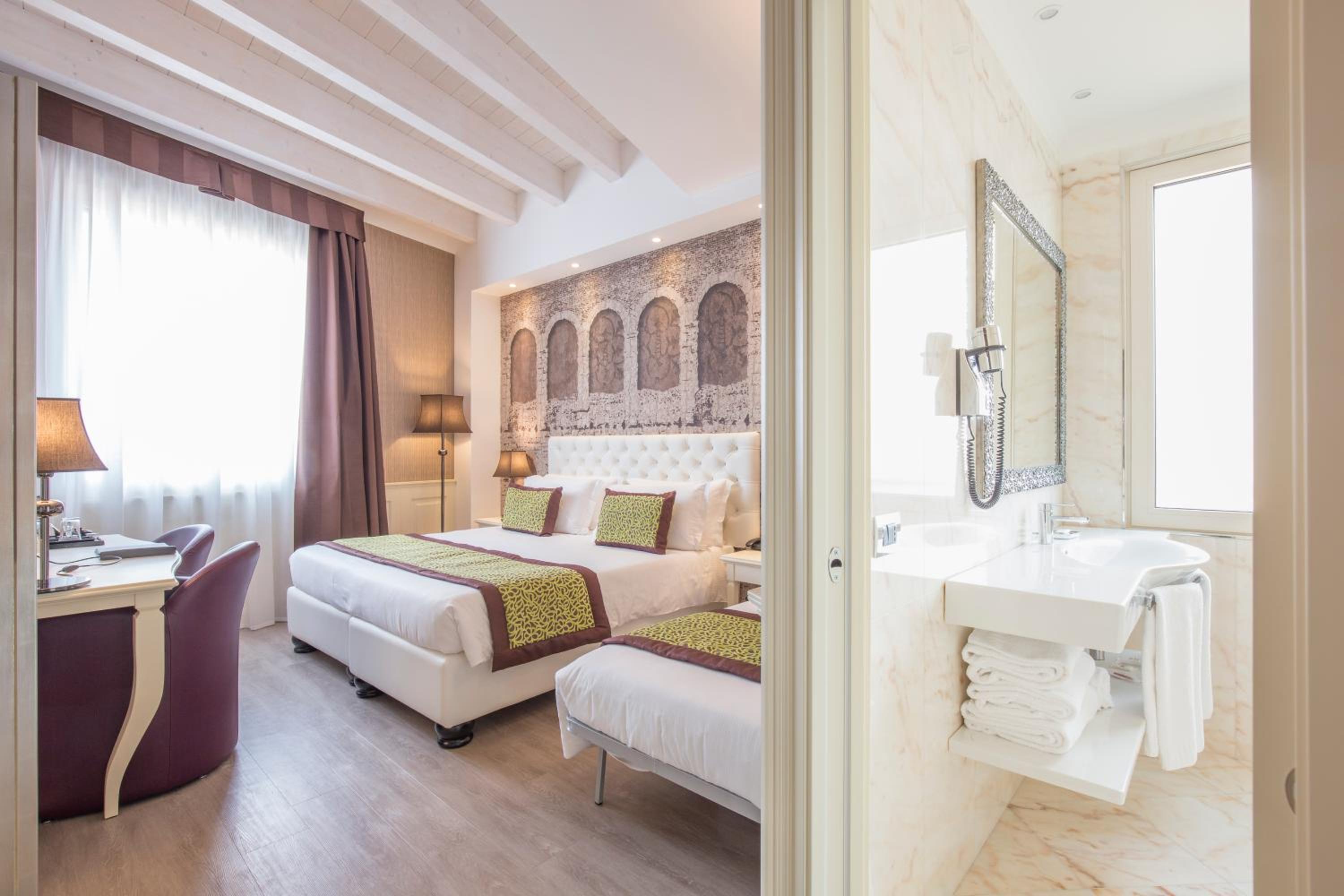 Deluxe Triple Room - Photo 12