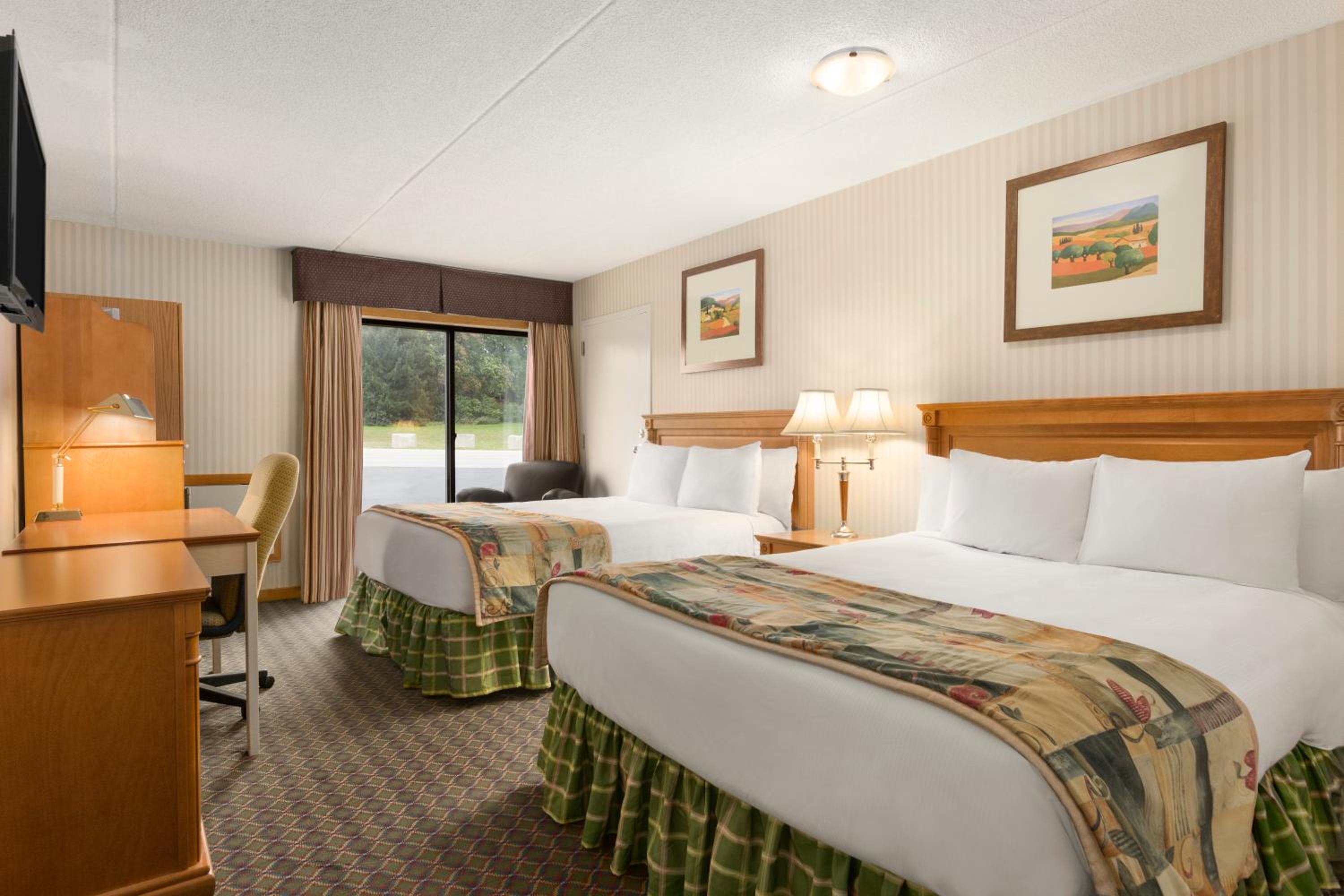 Queen Room with Two Queen Beds - Non-Smoking - Photo 1