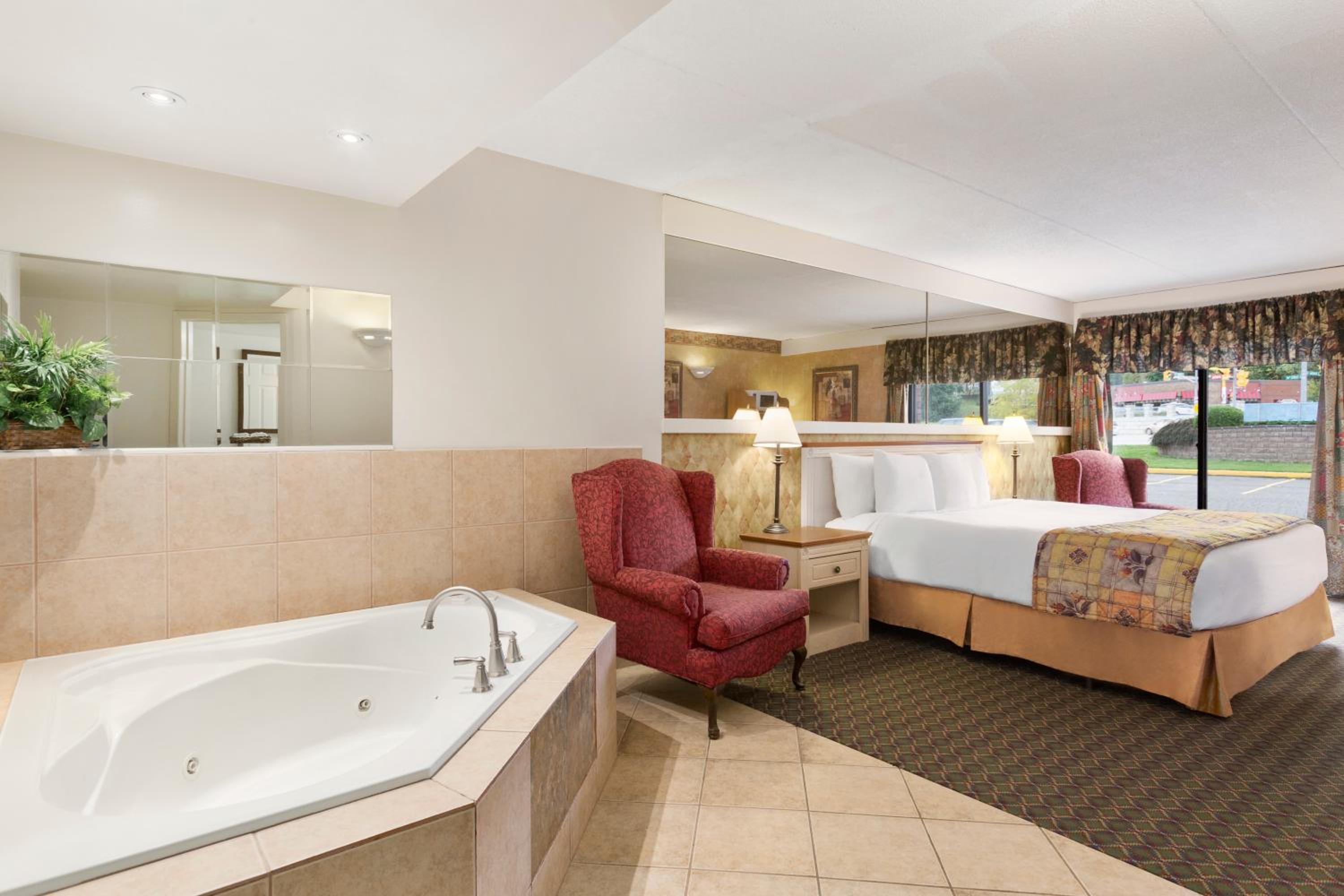 Studio King Suite - Non-Smoking - Photo 2