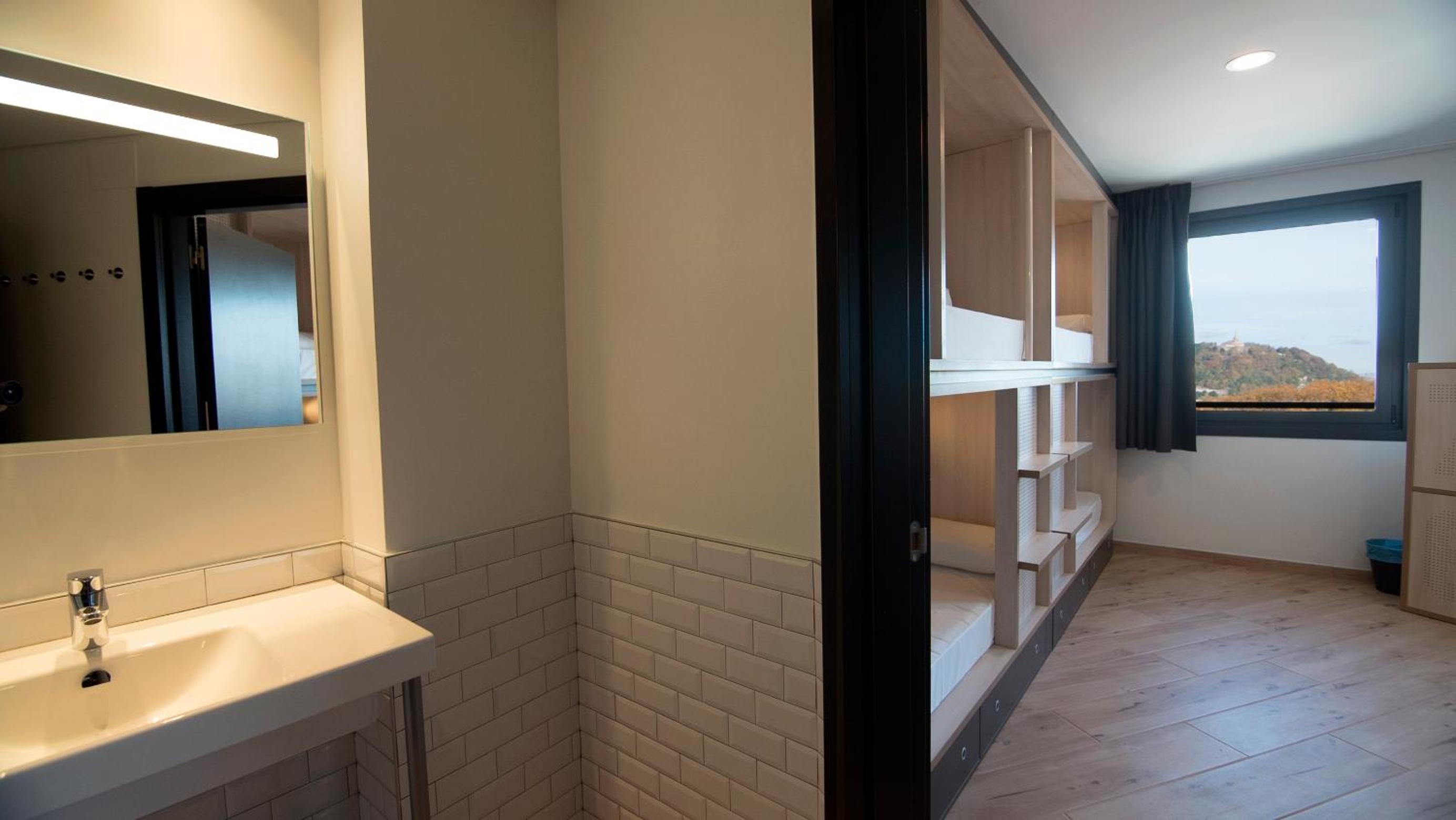 Habitación de 6 camas con baño privado