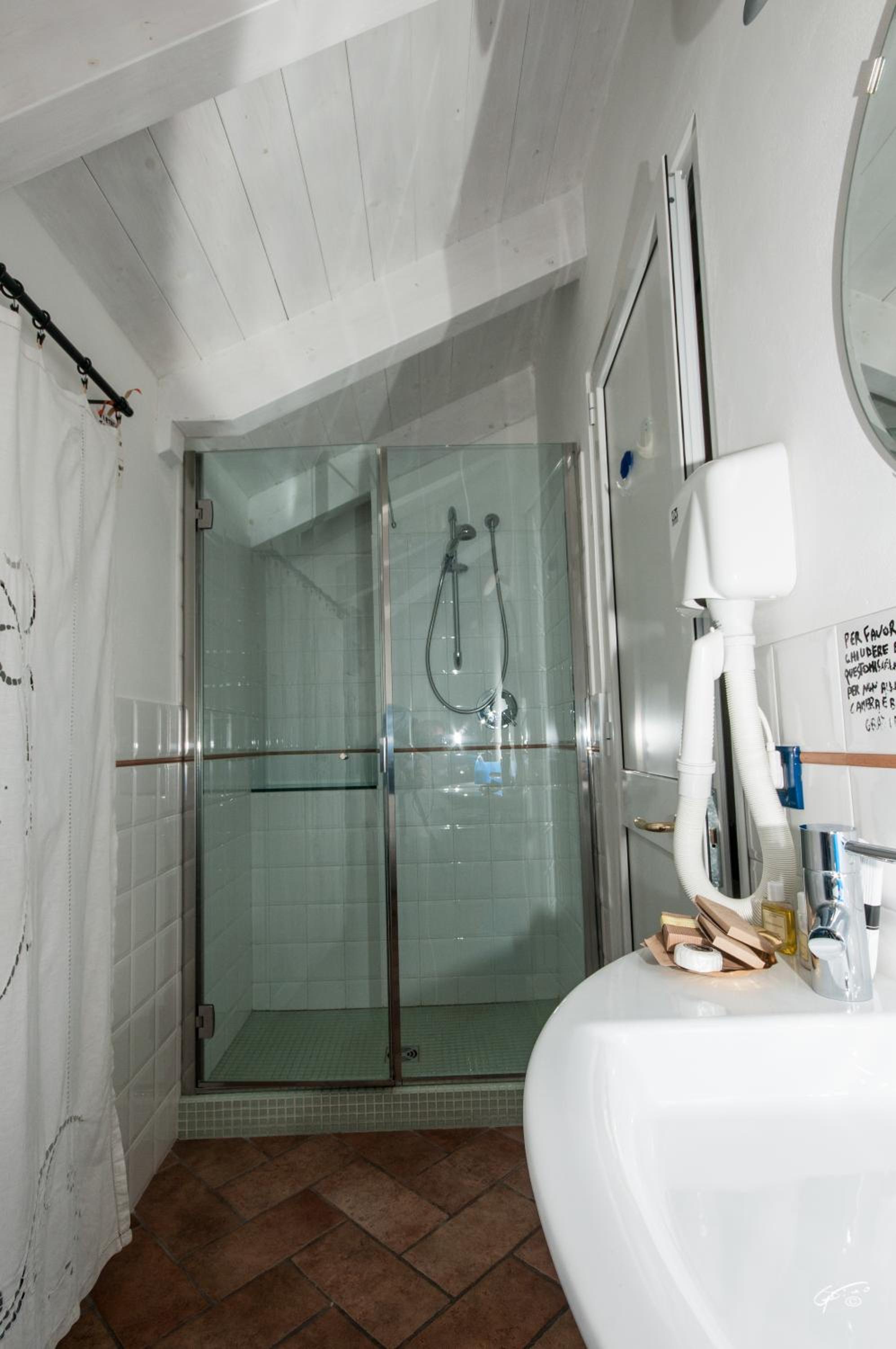 Double Room - Photo 5