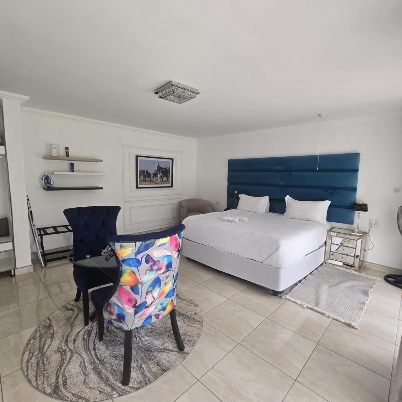 Executive Suite - Photo 2