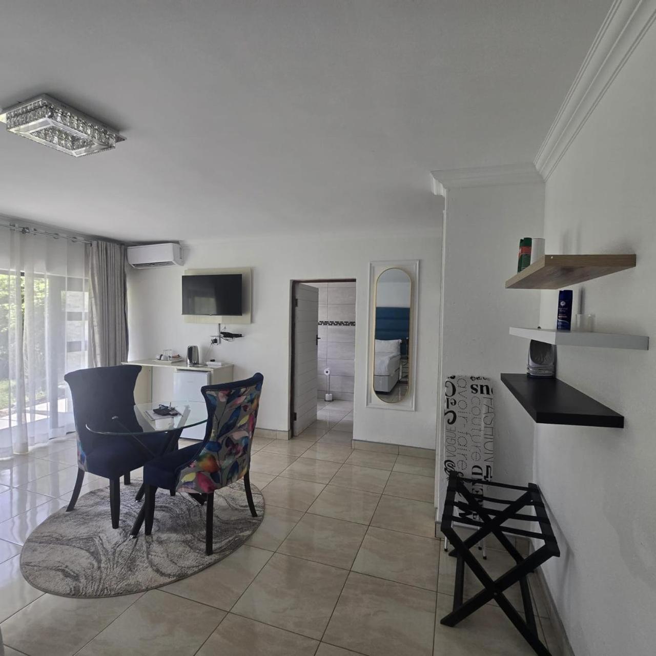 Executive Suite - Photo 4