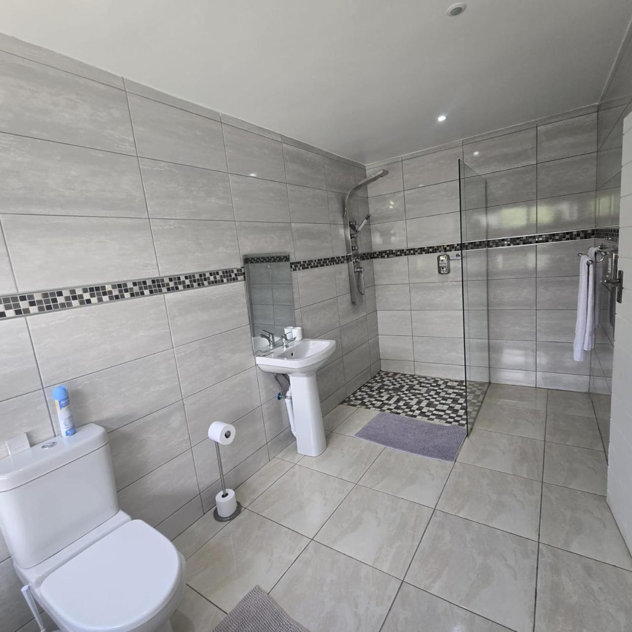 Executive Suite - Photo 3