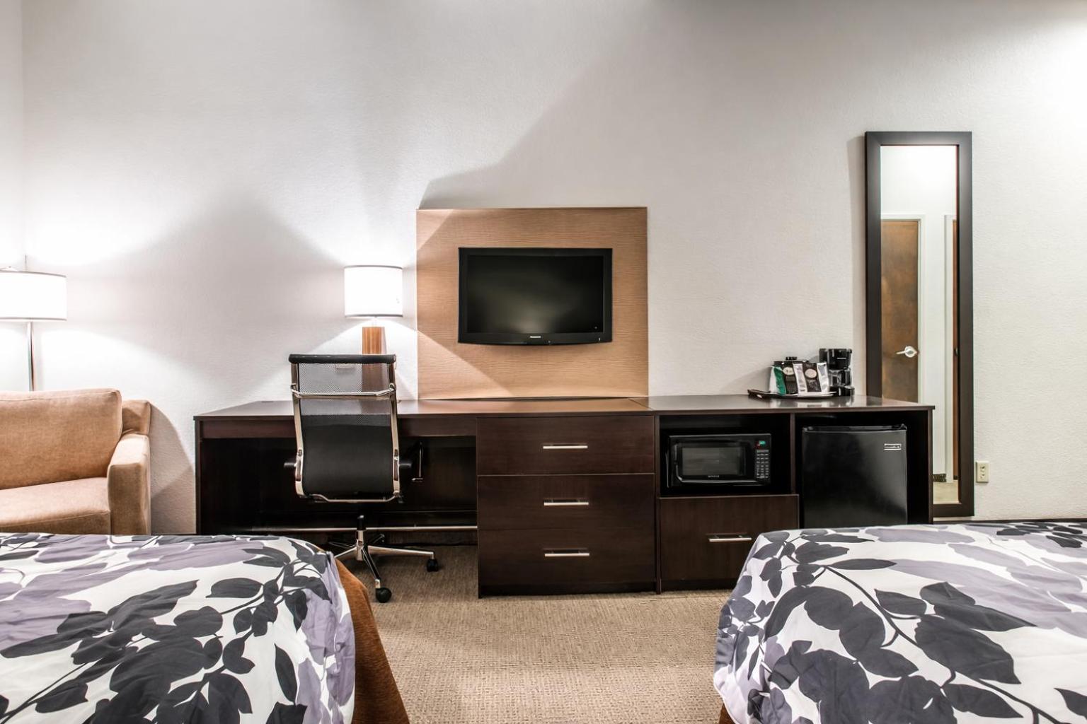 Queen Room with Two Queen Beds - Accessible/Non-Smoking  - Photo 2