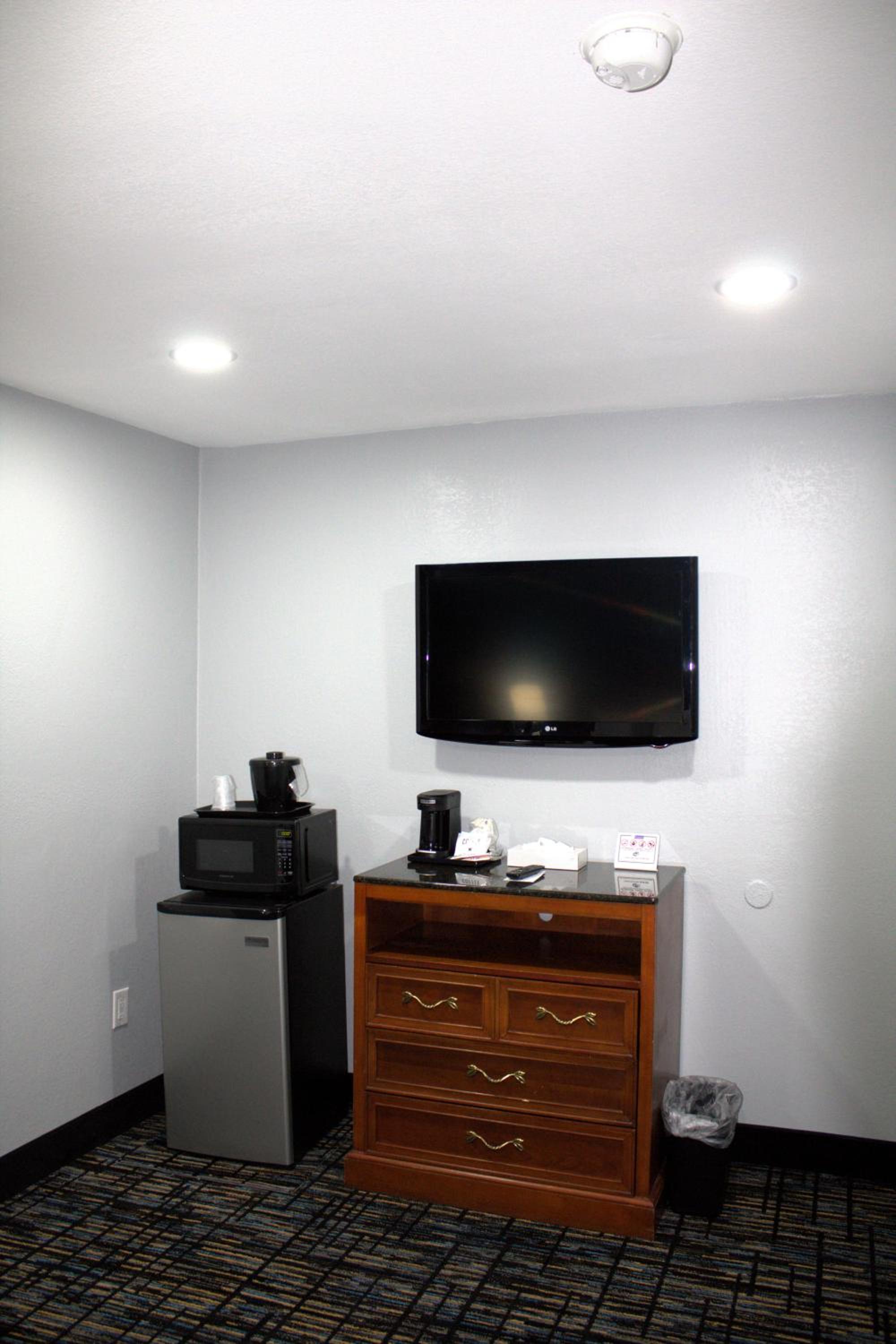 Deluxe Queen Suite photo 3