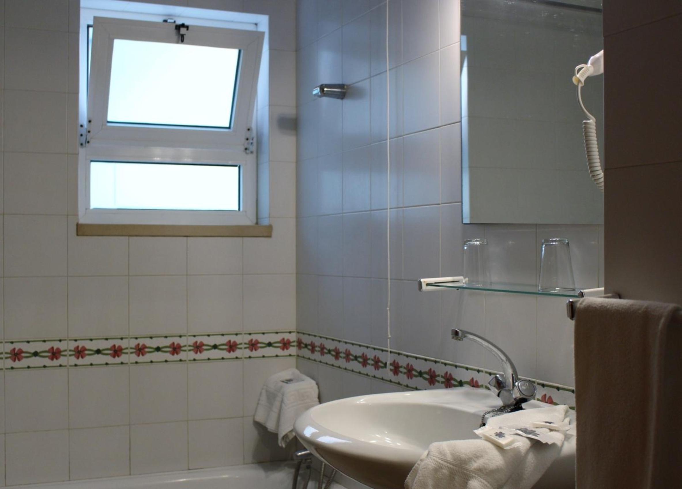Twin Room - Photo 5