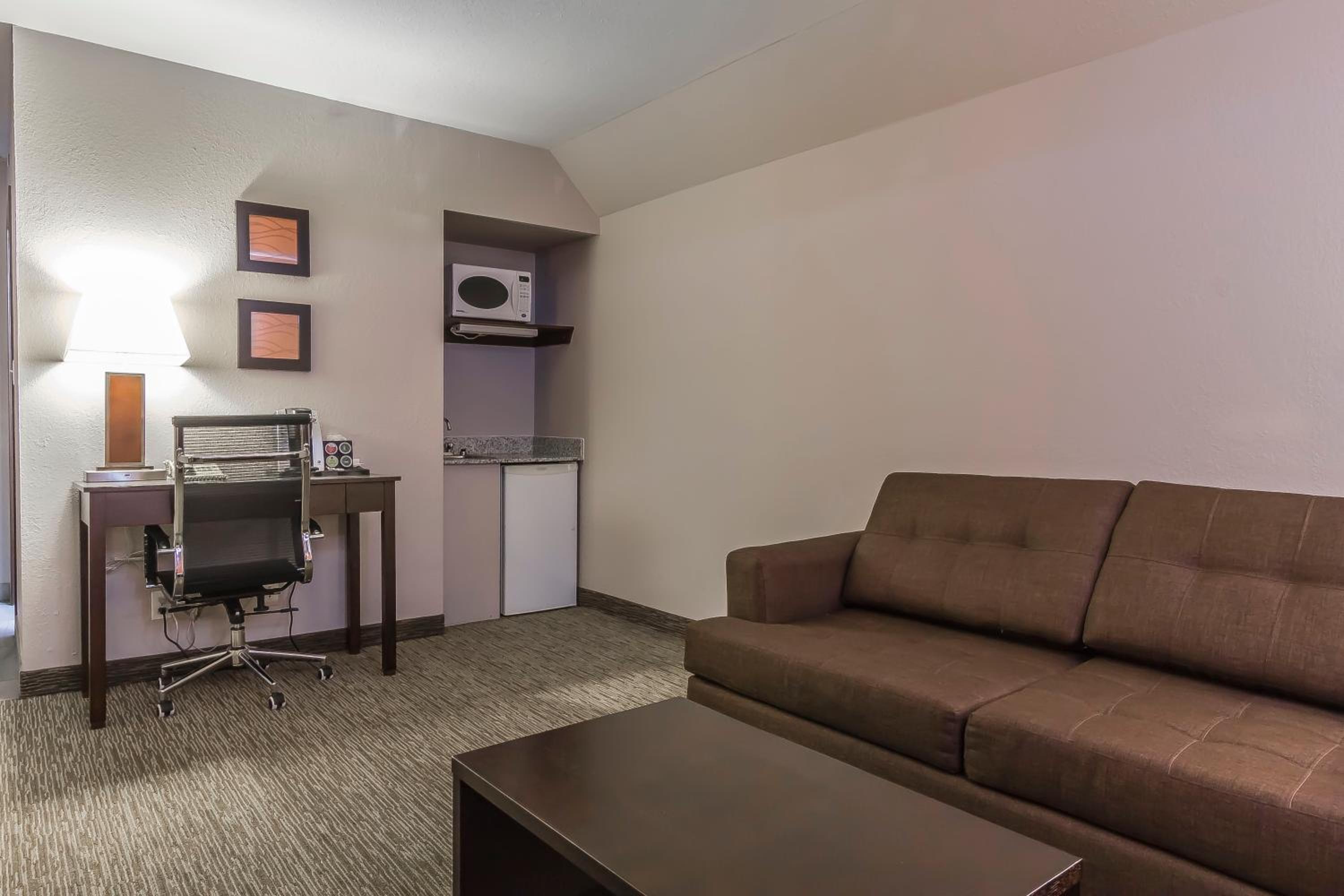 Business Queen Suite with Sofa Bed - Non-Smoking