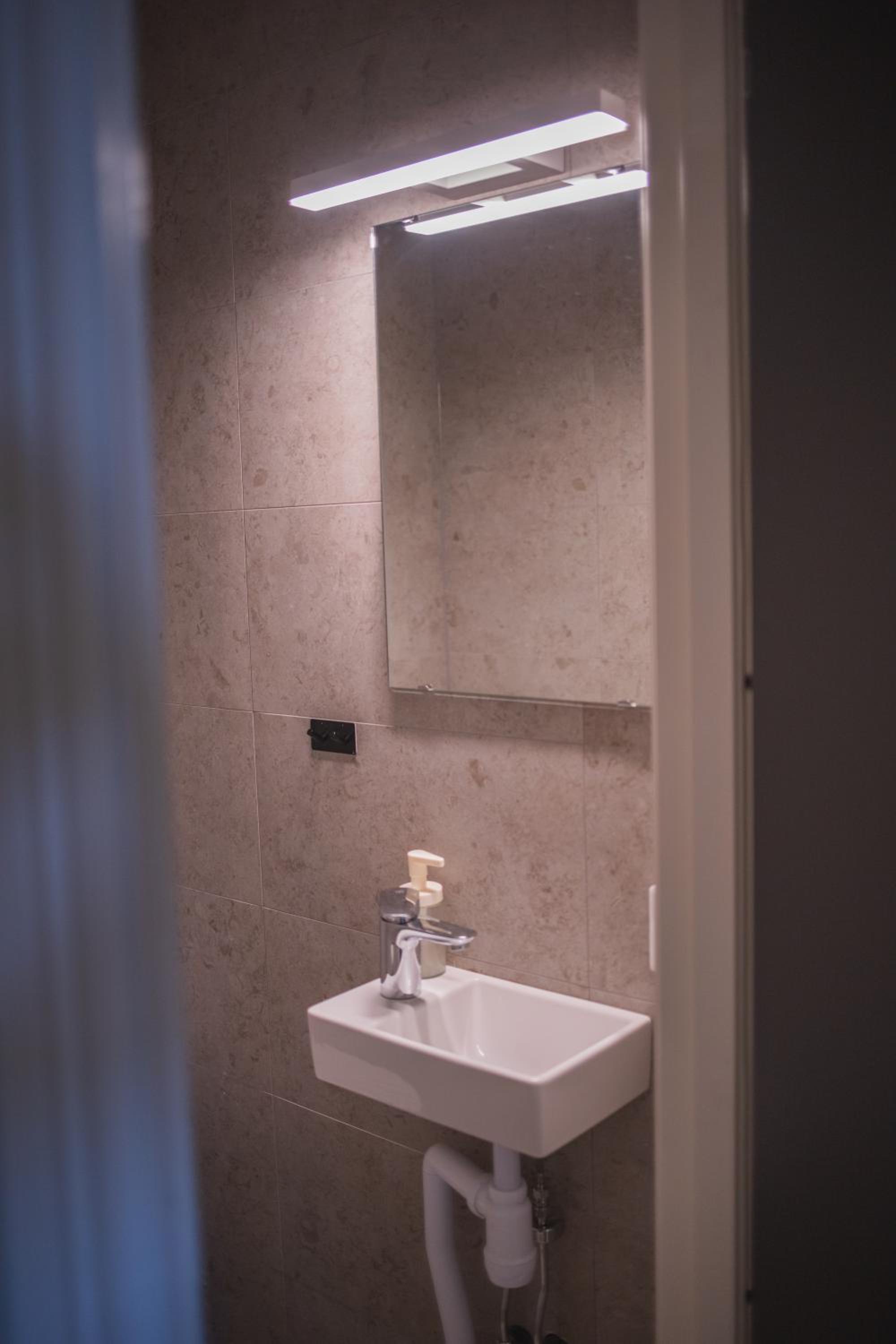 Single Room with Shared Shower and Toilet photo 1