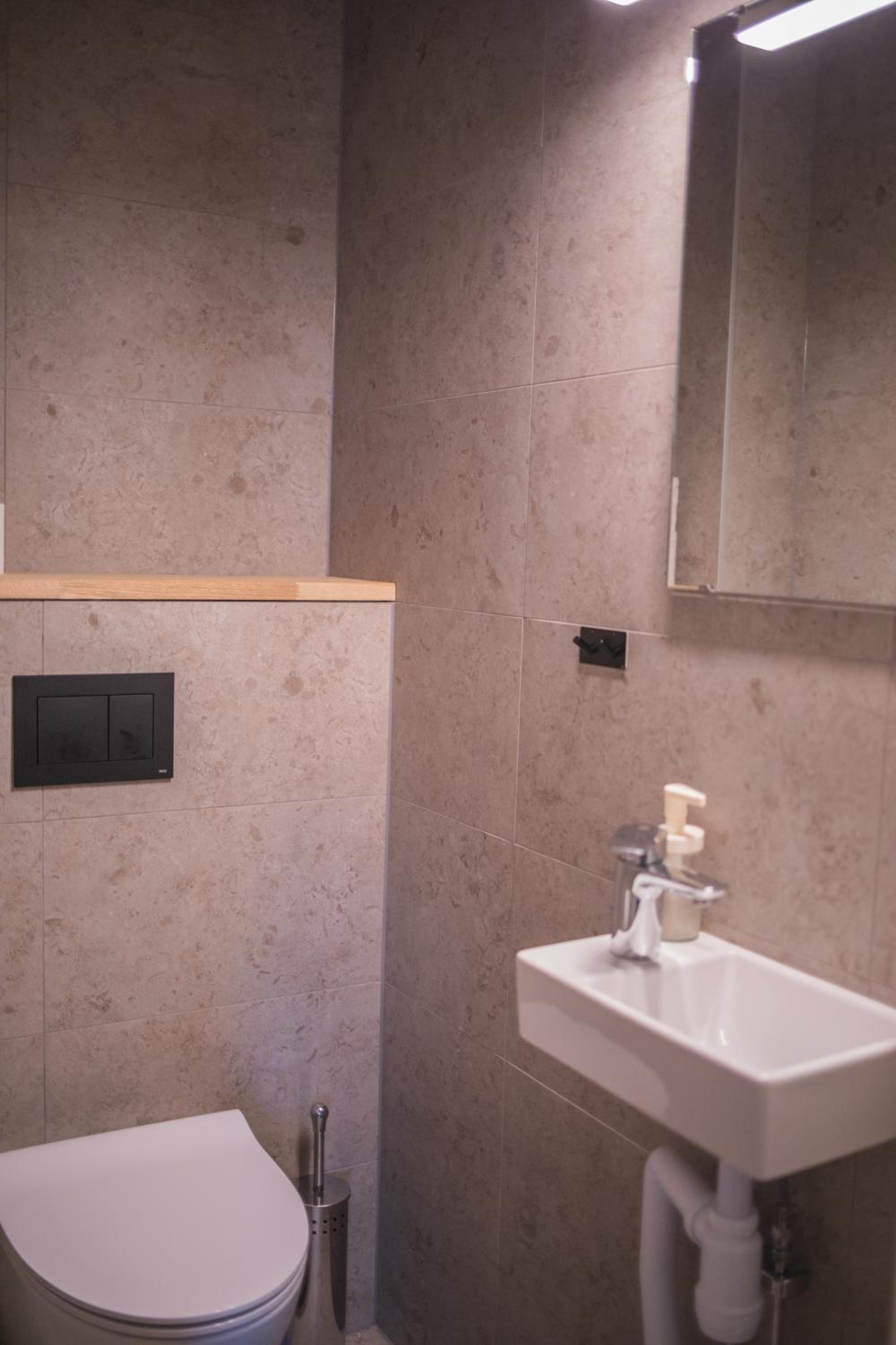 Single Room with Shared Shower and Toilet photo 2