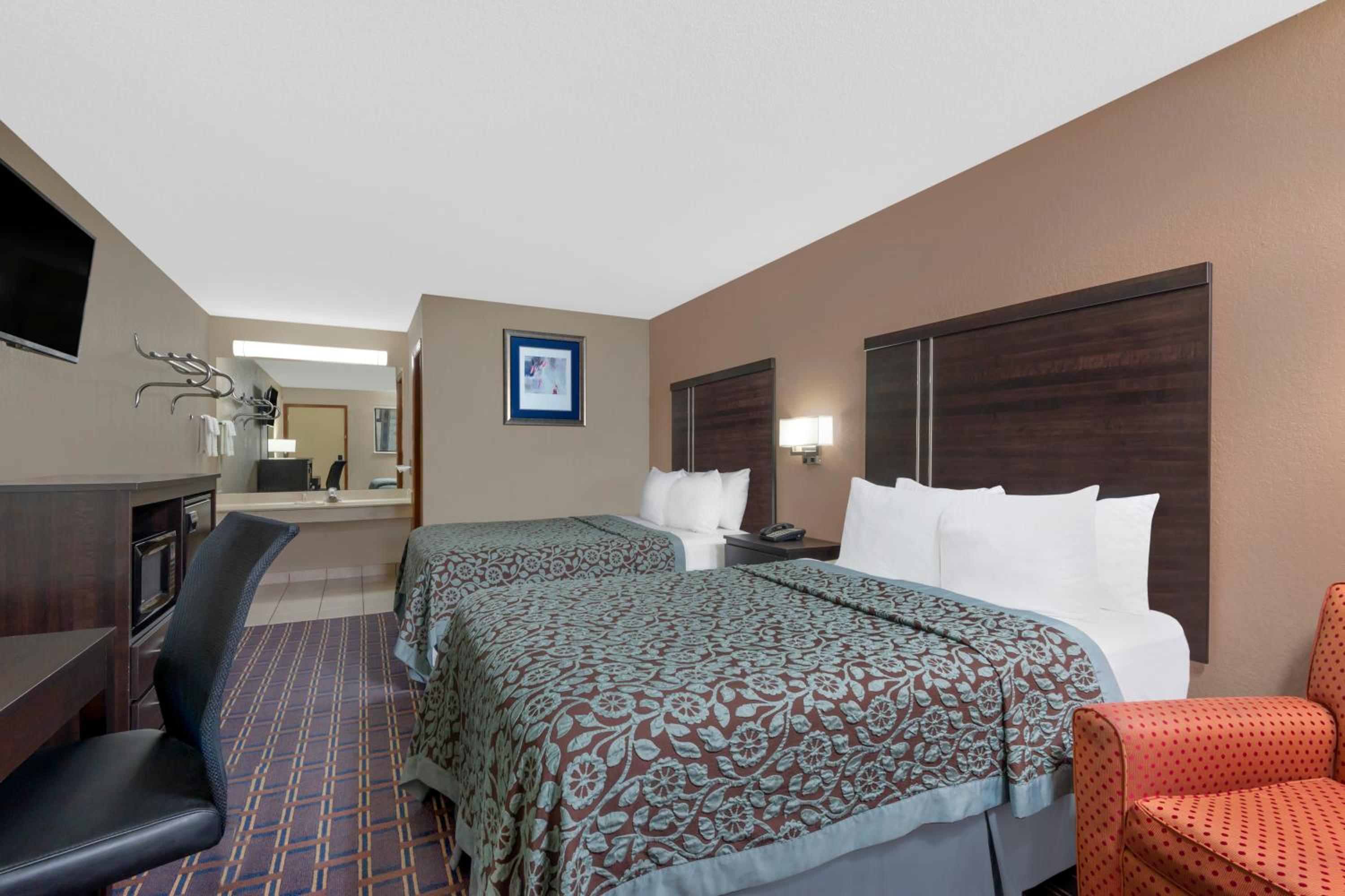 Double Room - Non-Smoking  - Photo 8