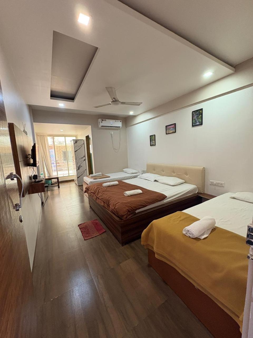 Deluxe Room (2 Adults + 1 Child)