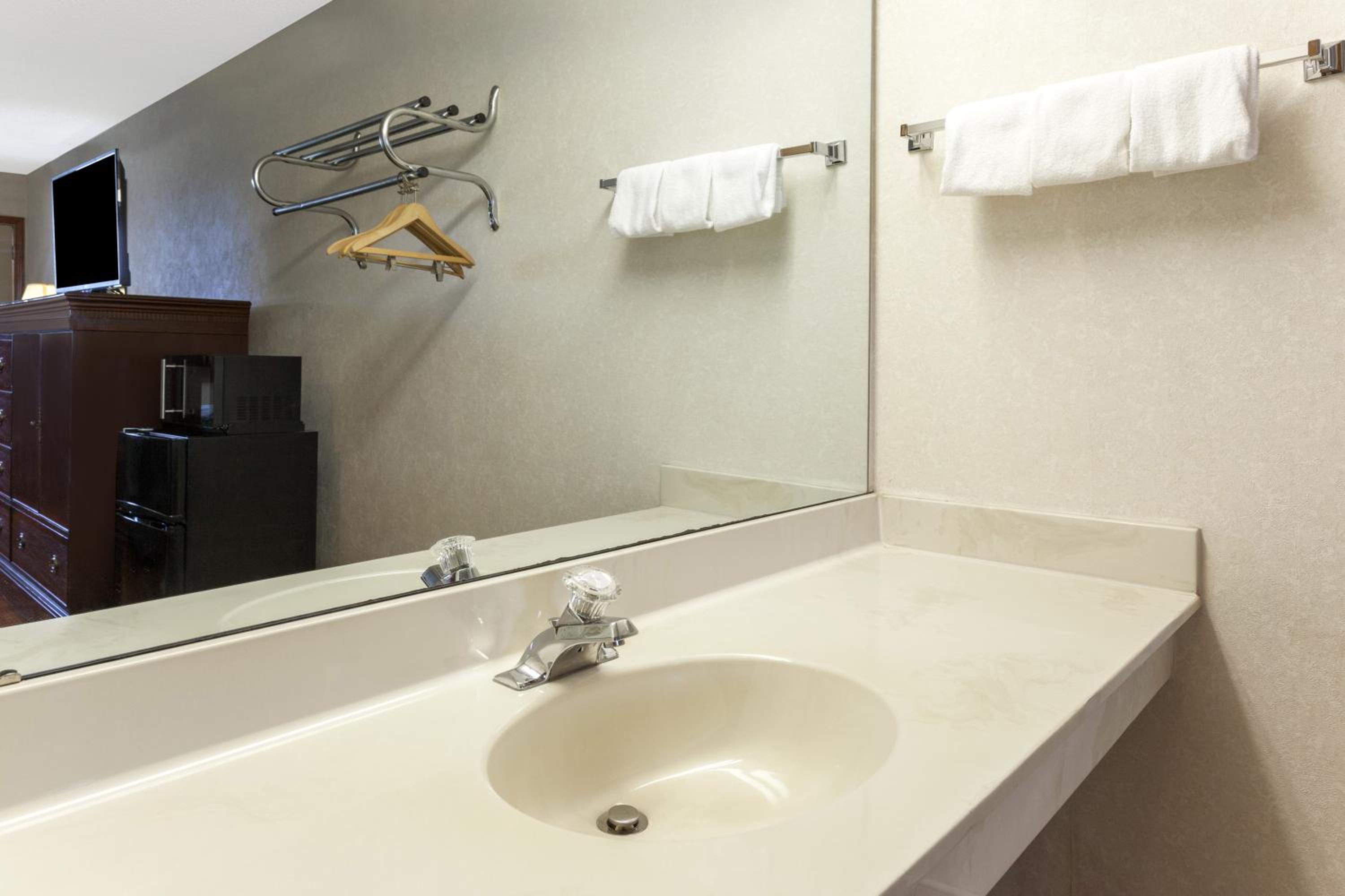 Double Room - Non-Smoking  - Photo 6