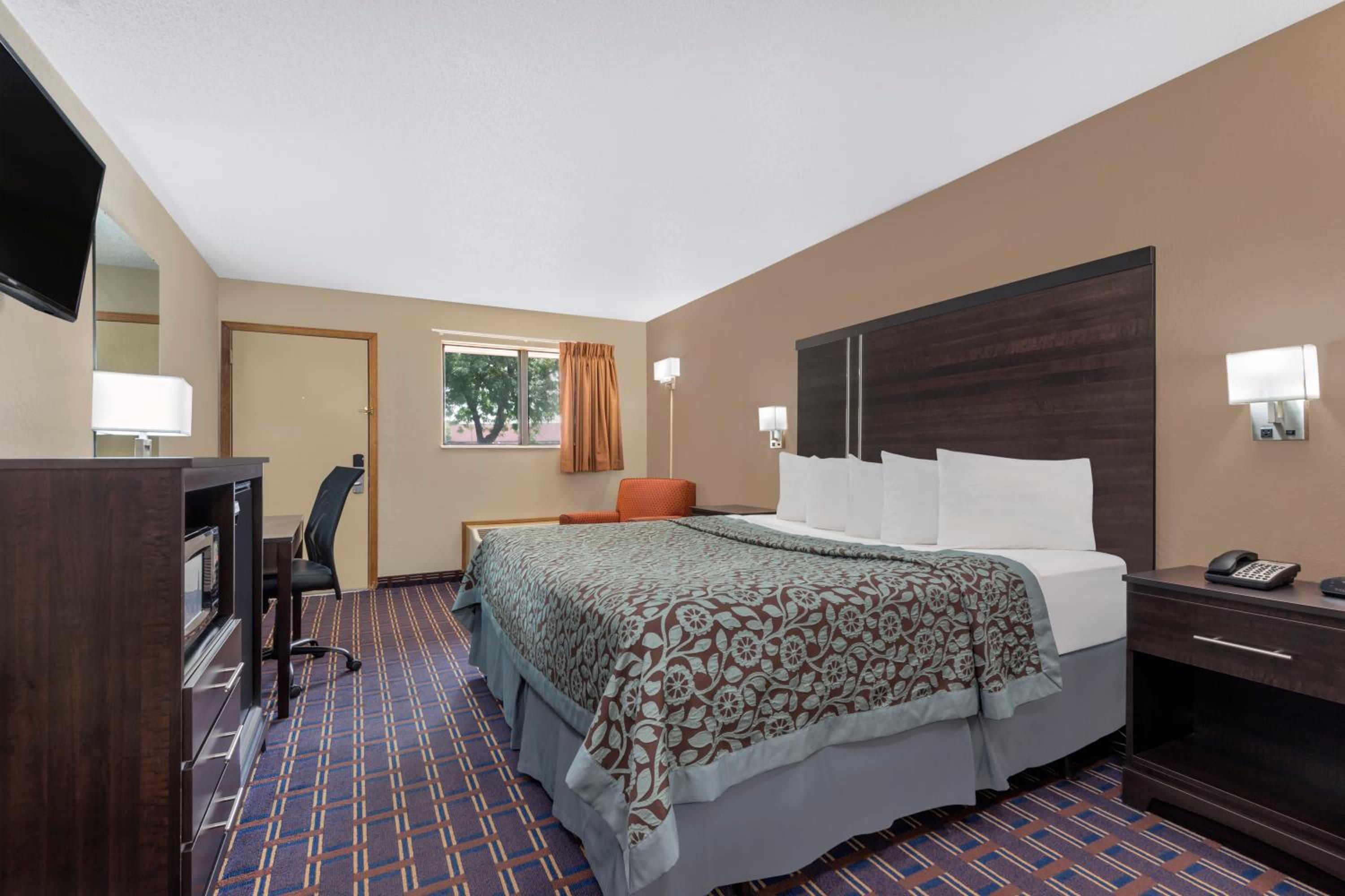 King Room - Non-Smoking - Photo 5