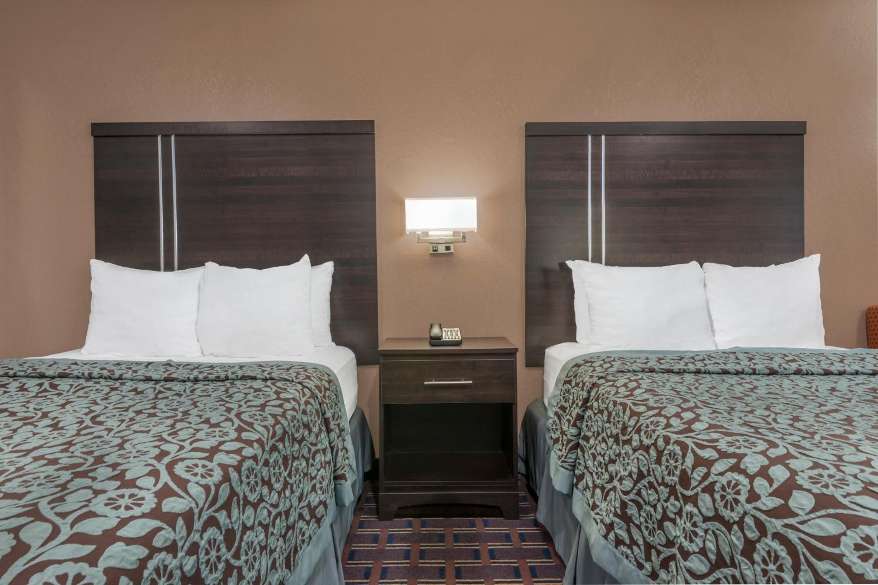Double Room with Two Double Beds - Non-Smoking - Photo 10