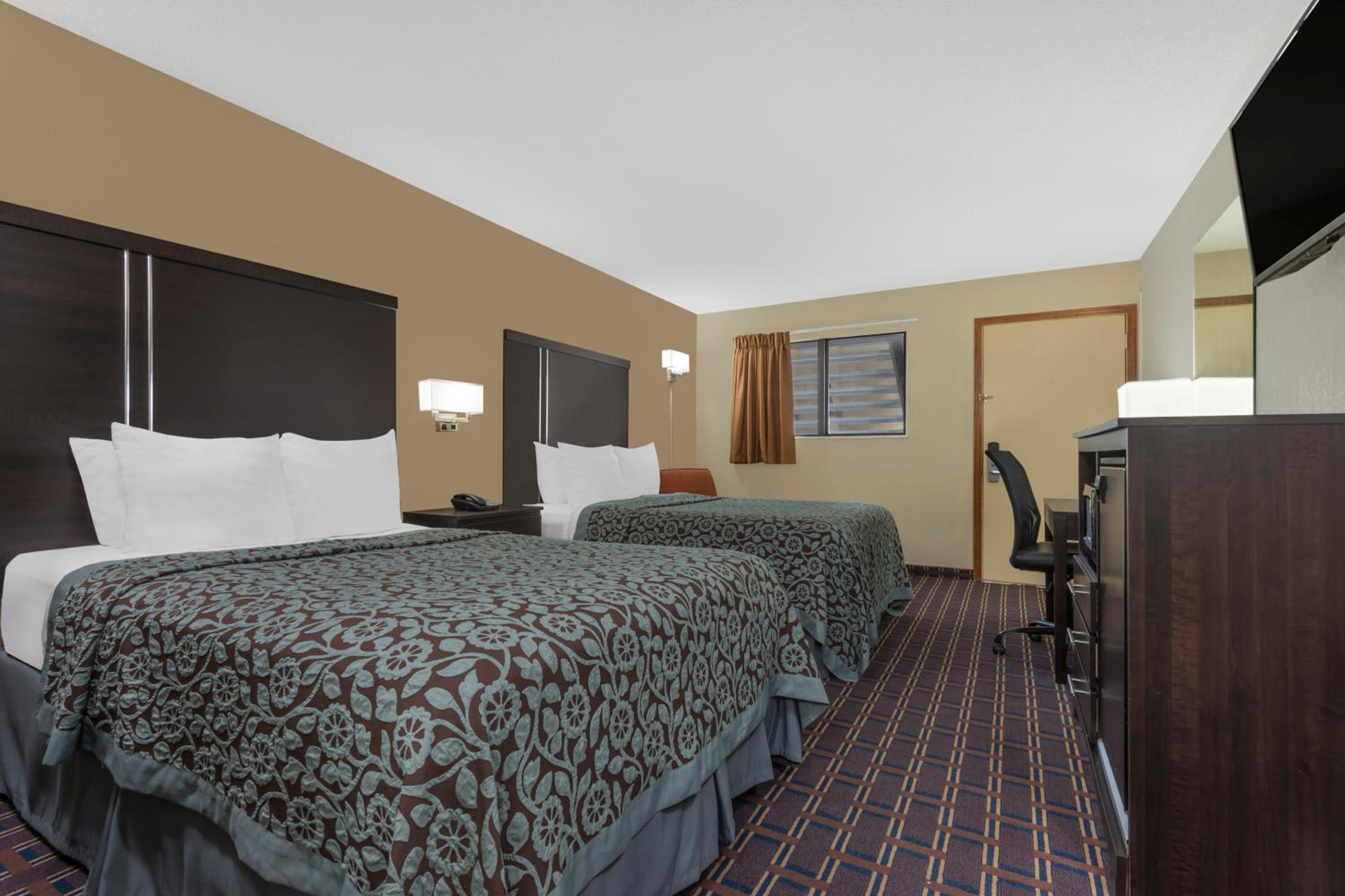 Double Room with Two Double Beds - Non-Smoking - Photo 2