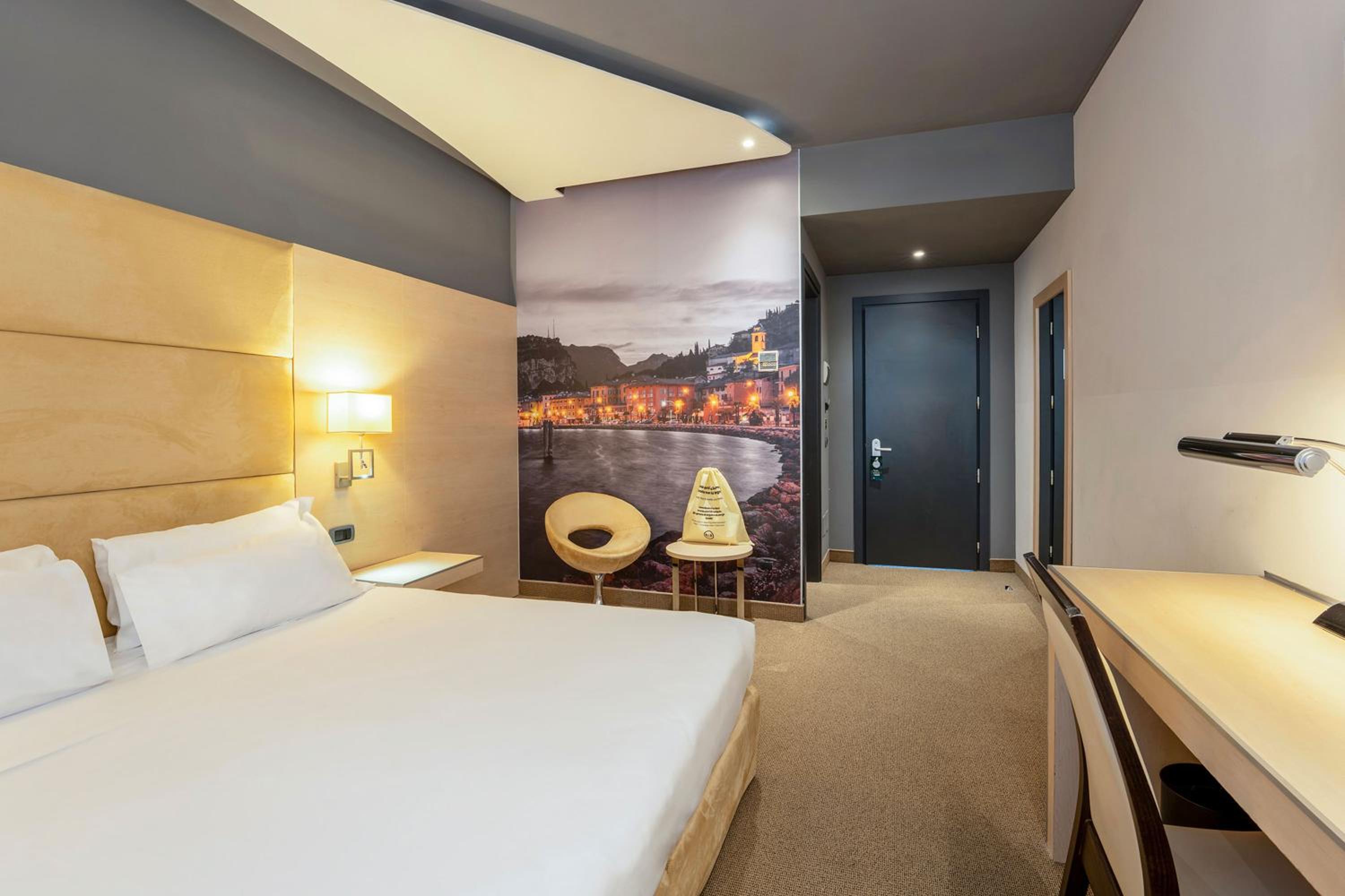 Suite - Photo 1