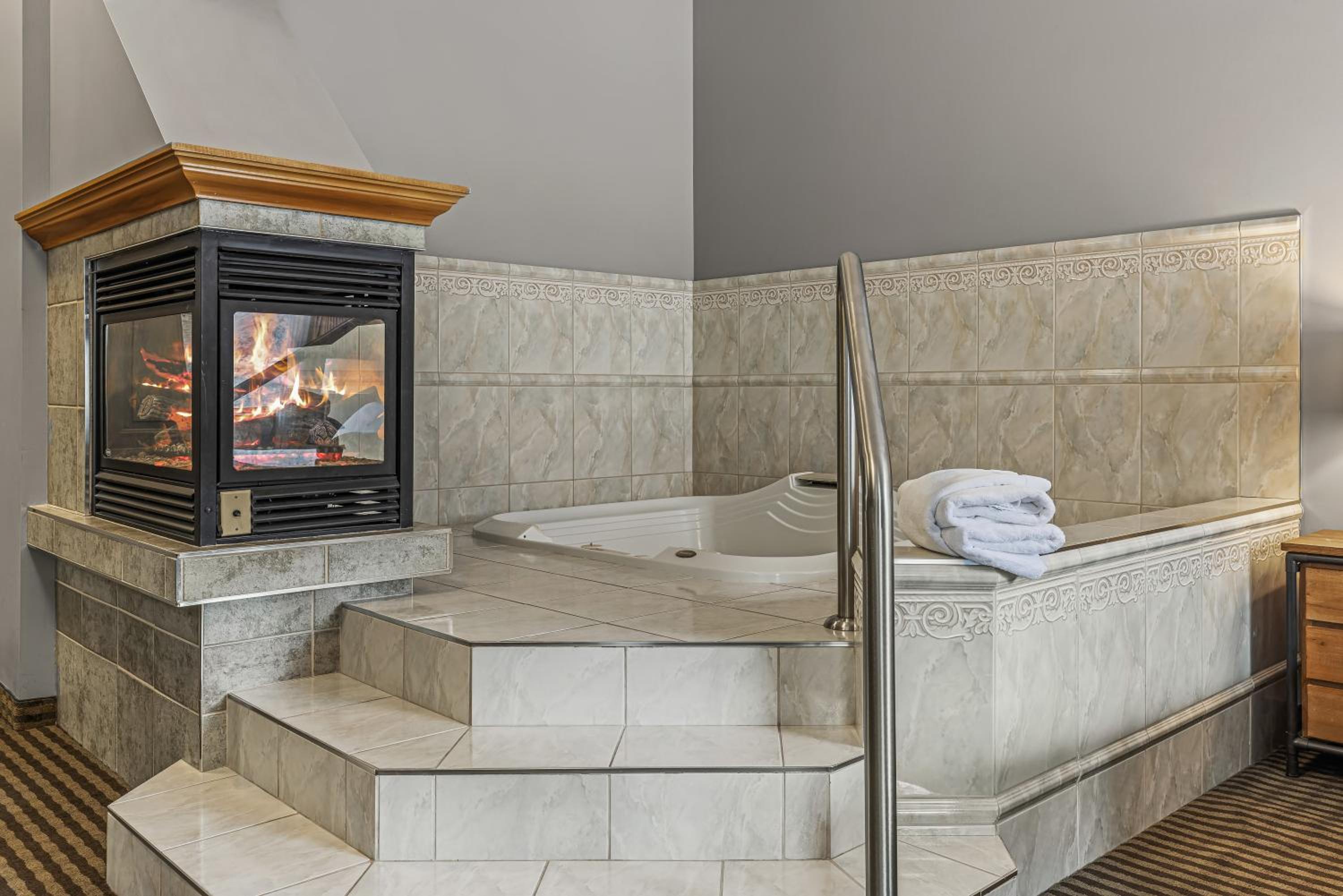 King Suite with Spa Bath photo 3
