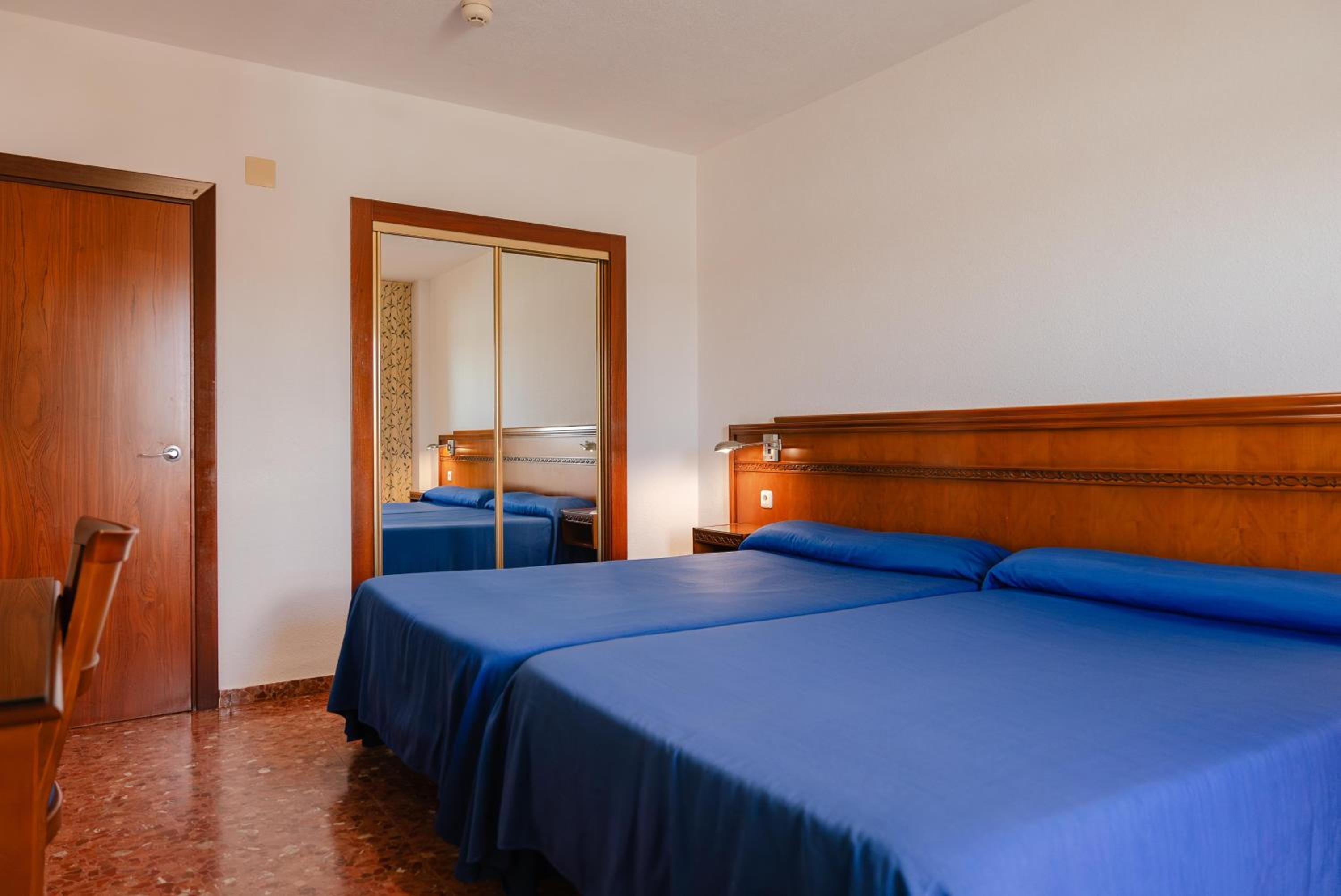 One-Bedroom Apartment with Lake View (4 Adults + 1 Child)