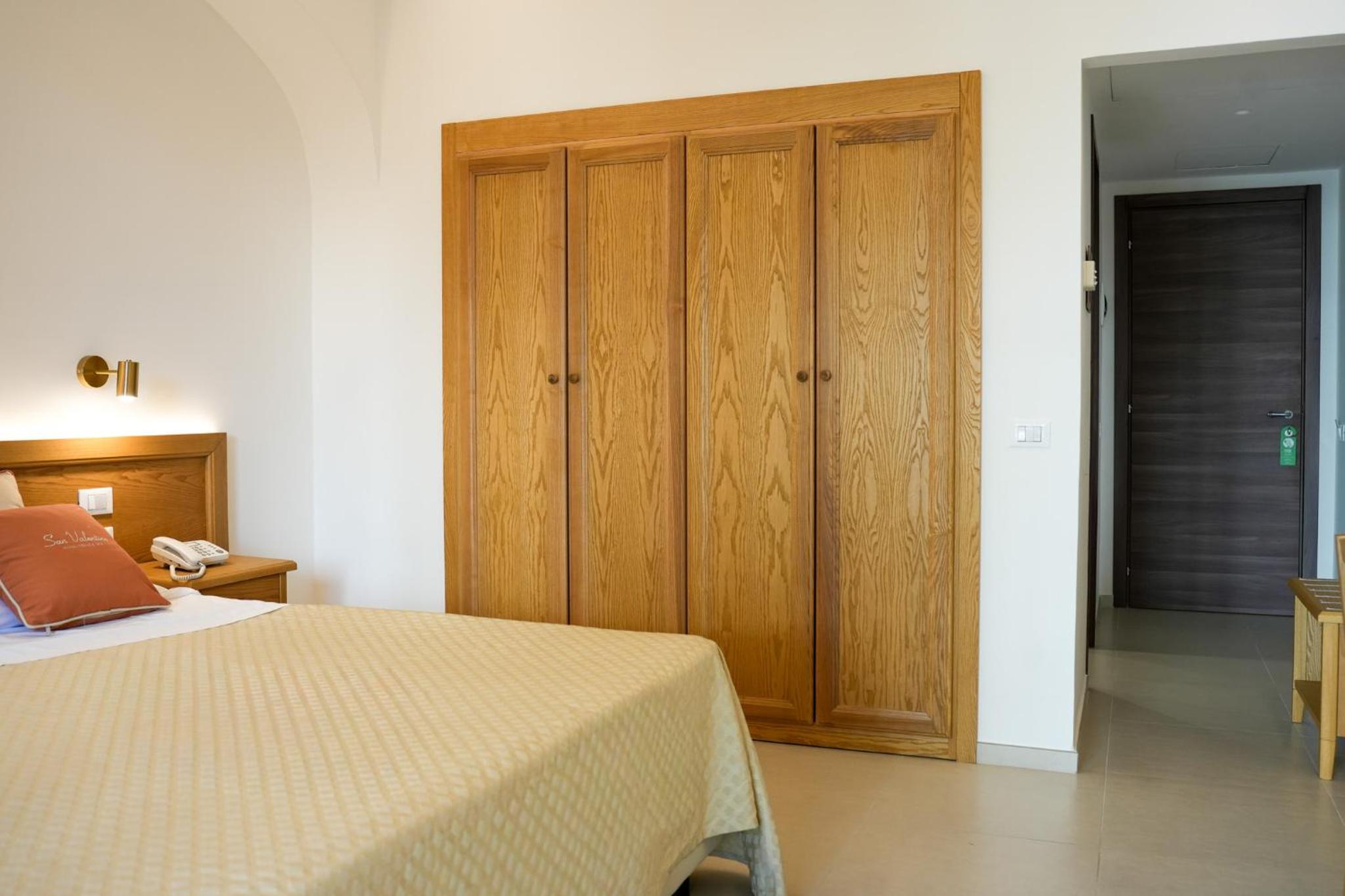 Deluxe Room - Photo 7