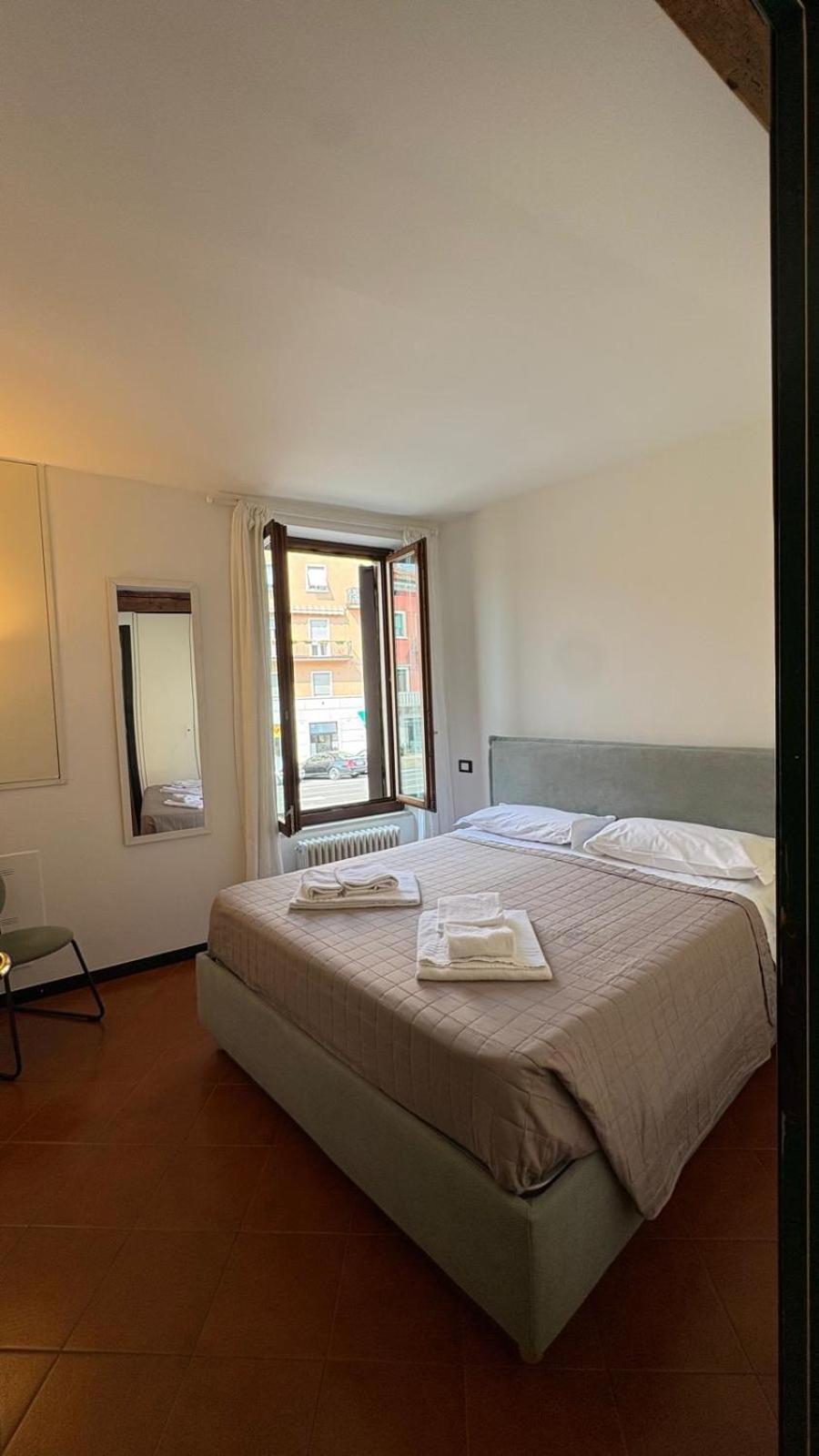 One-Bedroom Apartment with Balcony and City View photo 2