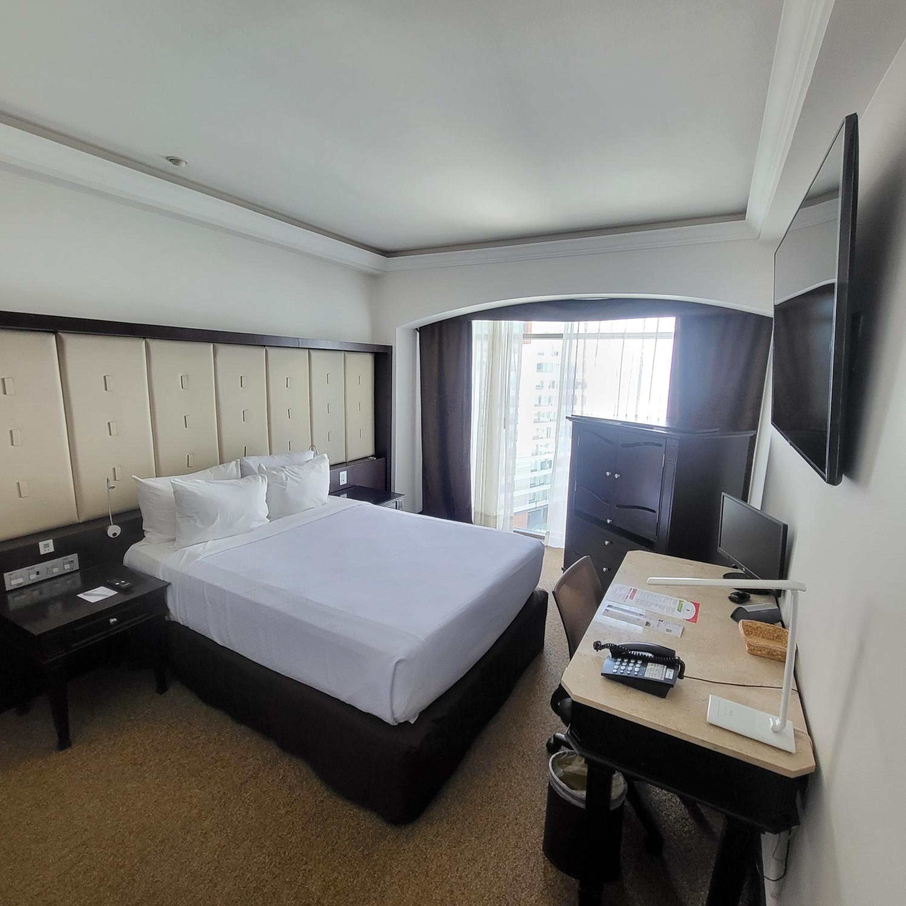 Corner King Room - Non-Smoking