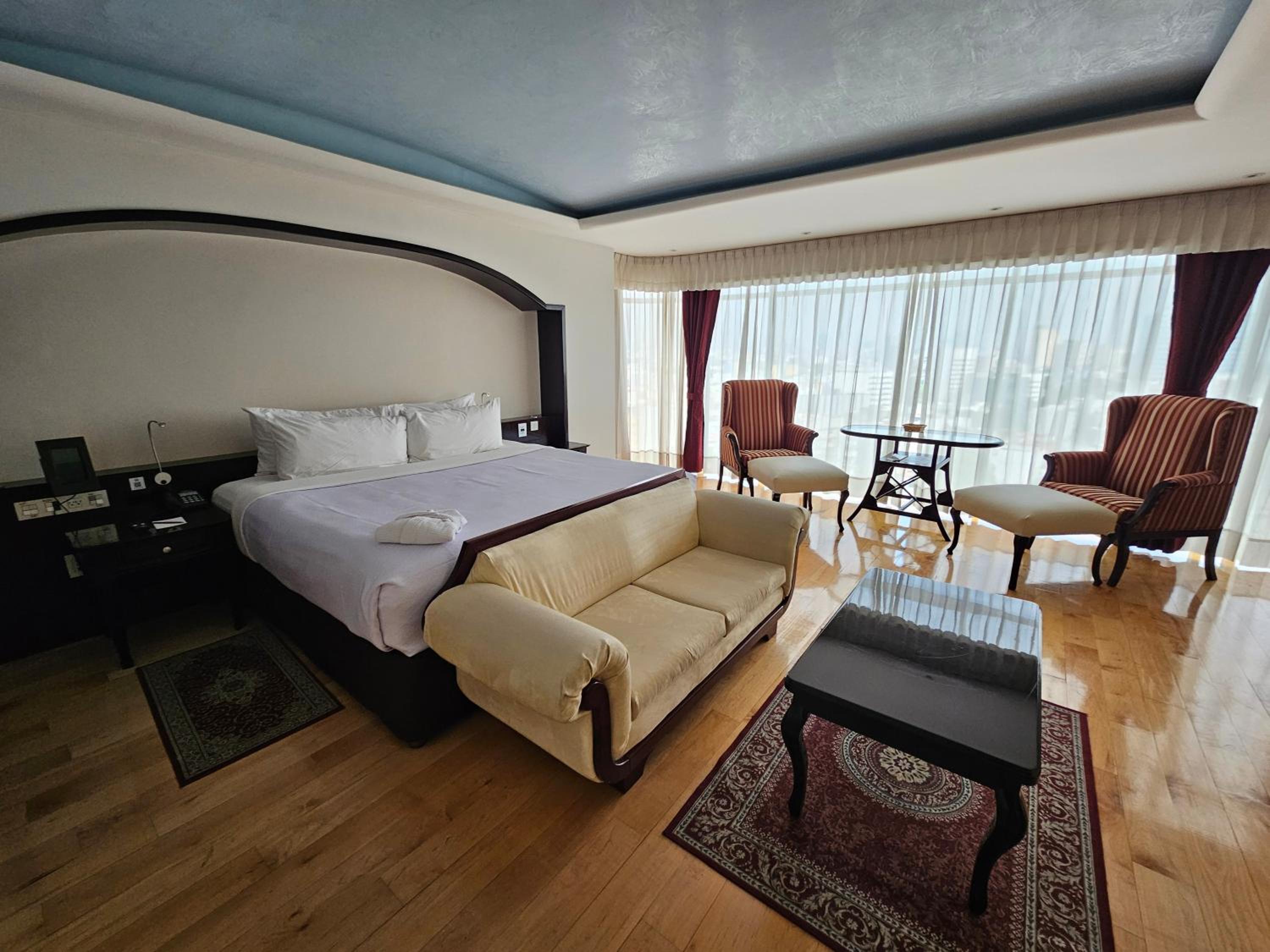 One-Bedroom Presidential King Suite - Non-Smoking