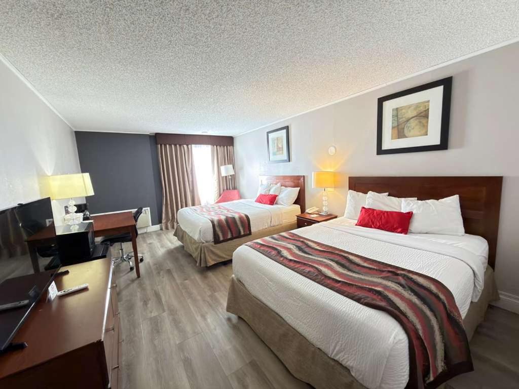 Queen Room with Two Queen Beds - Pet Friendly/Non-Smoking - Photo 1