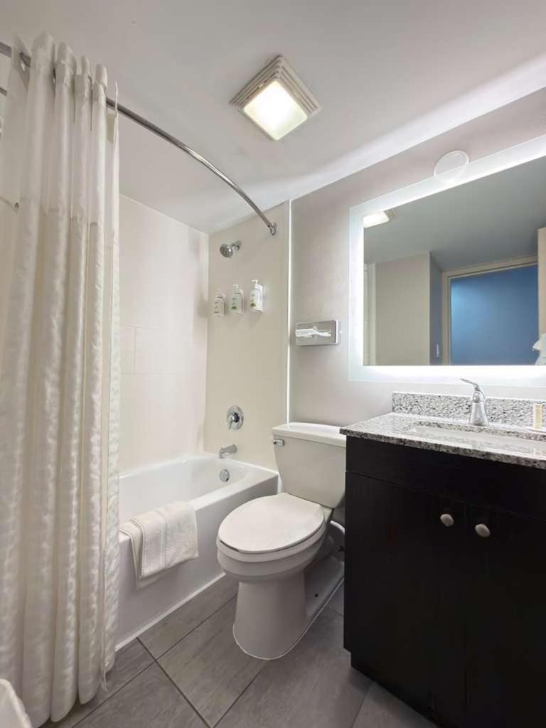 Queen Room with Two Queen Beds - Pet Friendly/Non-Smoking - Photo 2