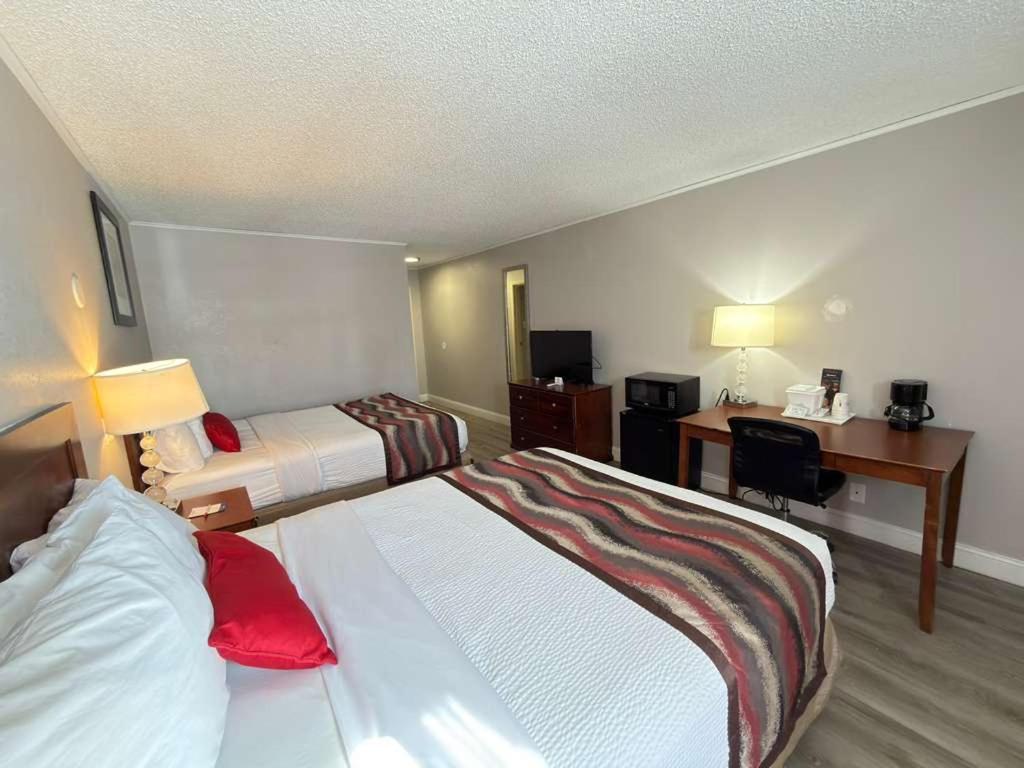 Queen Room with Two Queen Beds - Pet Friendly/Non-Smoking - Photo 4
