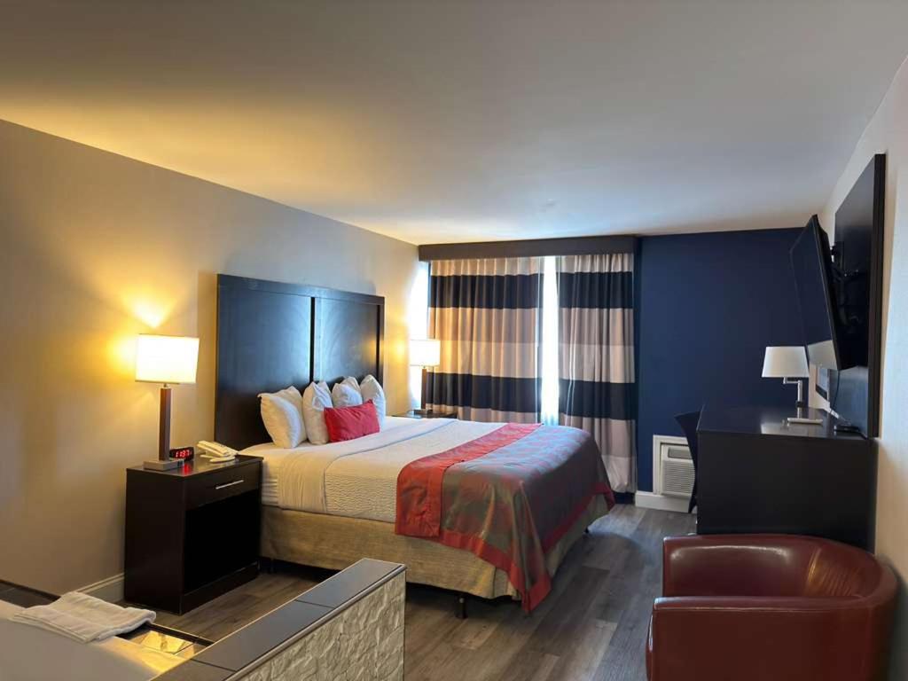 Superior King Suite - Non-Smoking - Photo 2