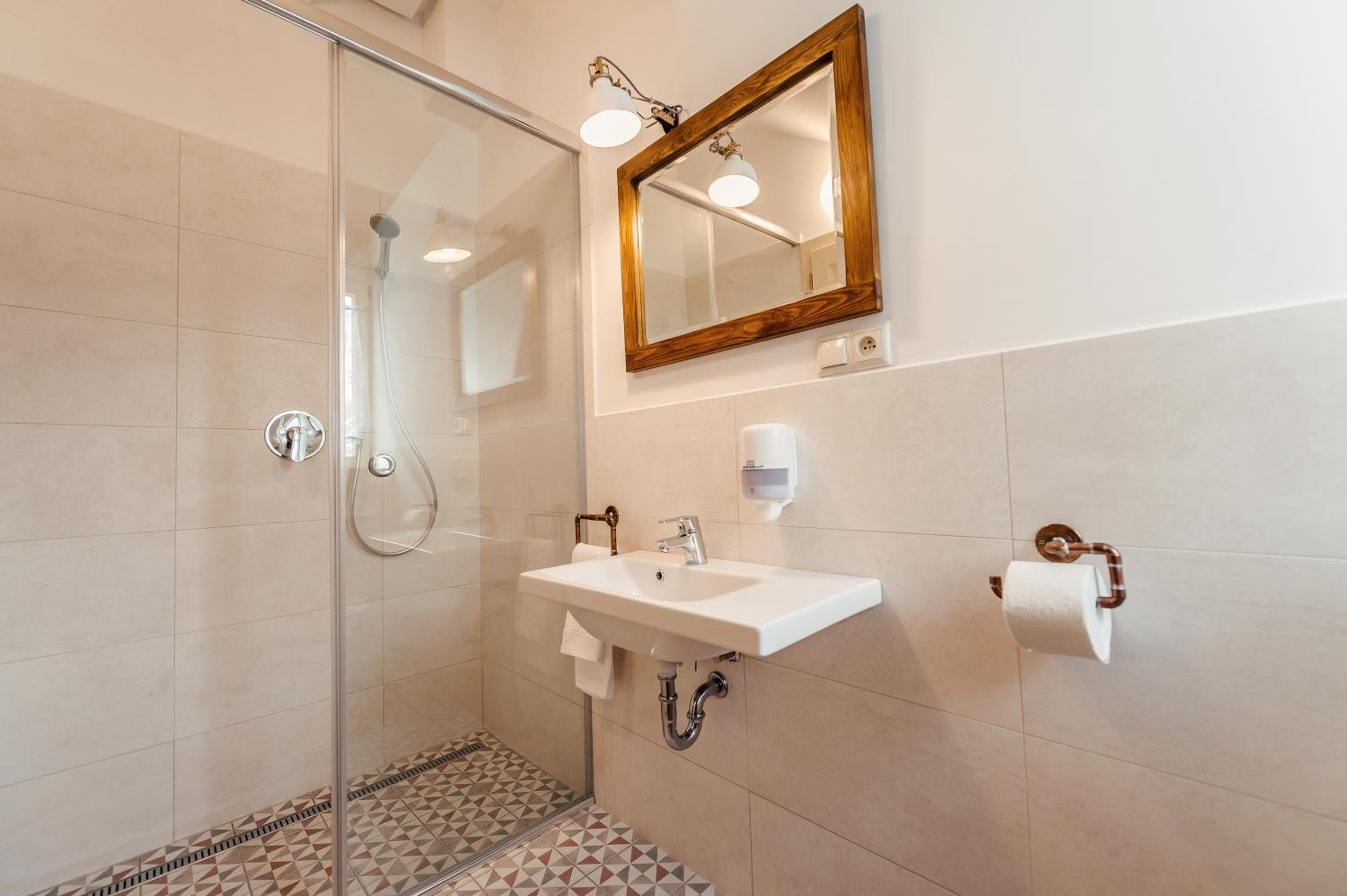 Standard Twin Room - Photo 4