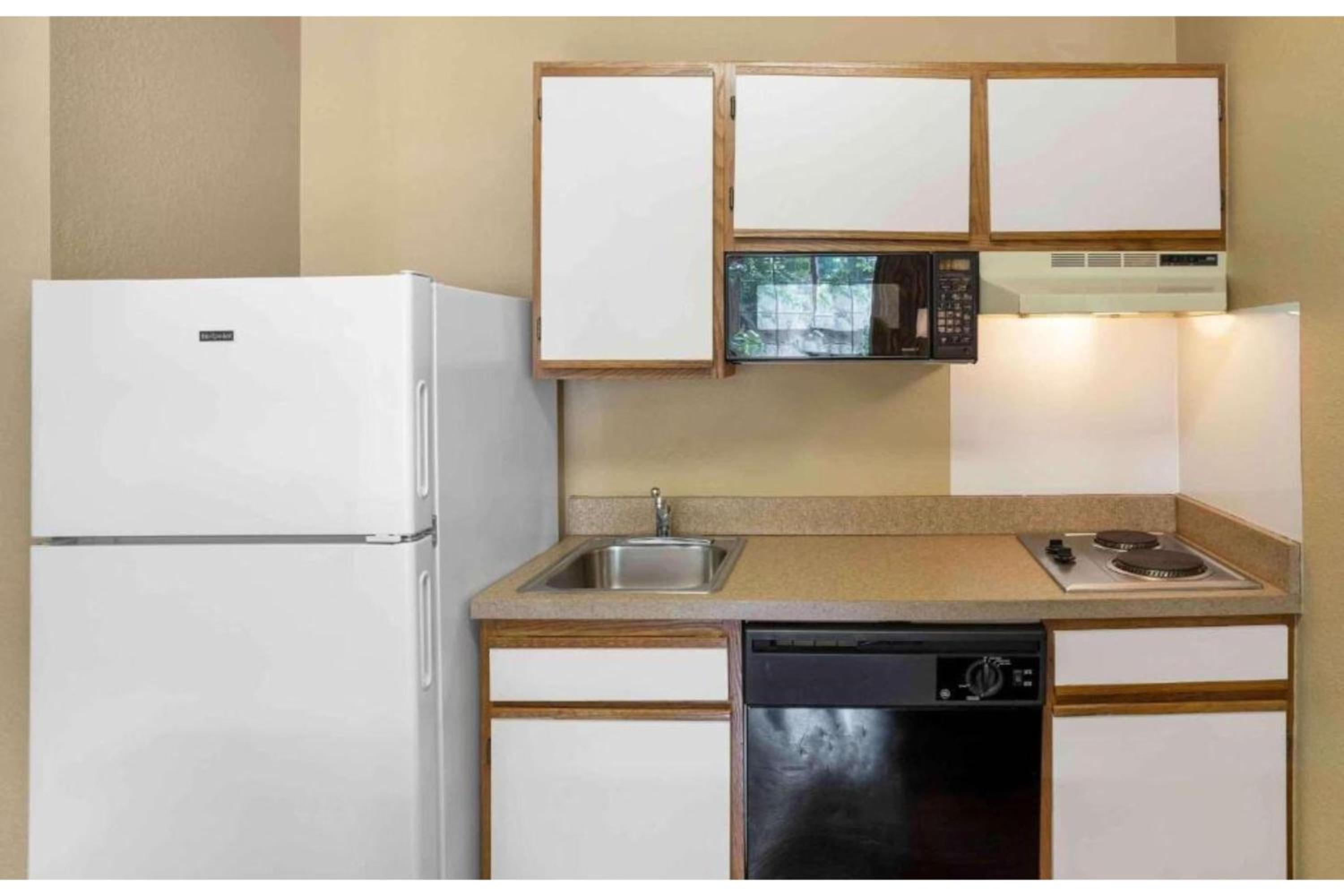 2 Full Beds | Non-Smoking, Kitchen - Photo 8