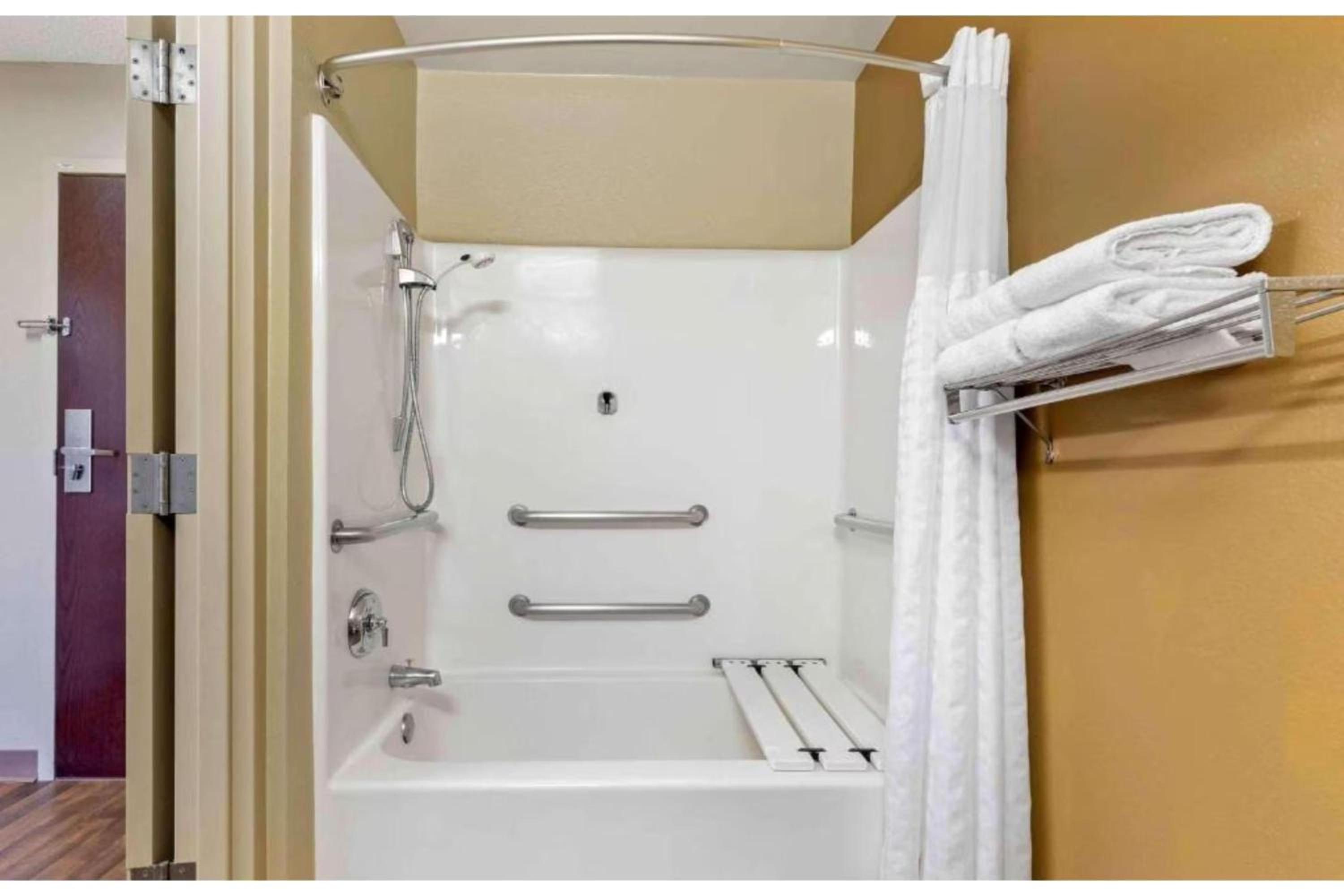2 Full Beds | Non-Smoking, Kitchen - Photo 2