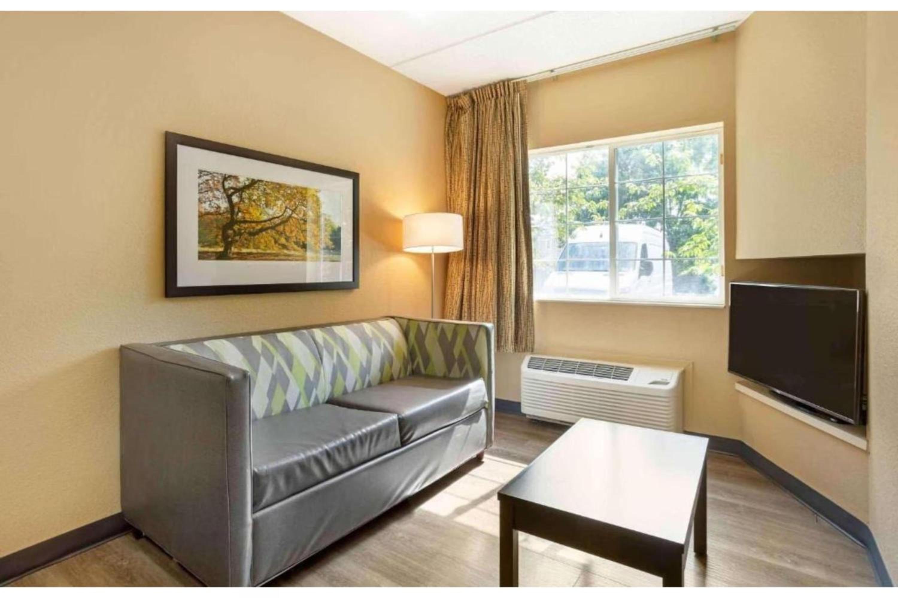 2 Full Beds | Non-Smoking, Kitchen - Photo 3