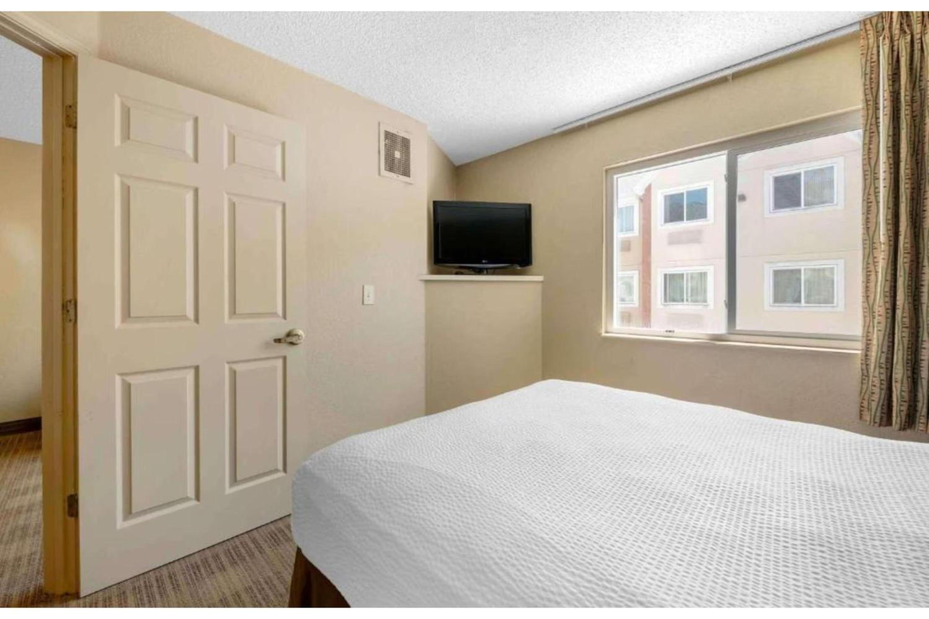 1 Queen Bed | Non-Smoking, Kitchen - Photo 4