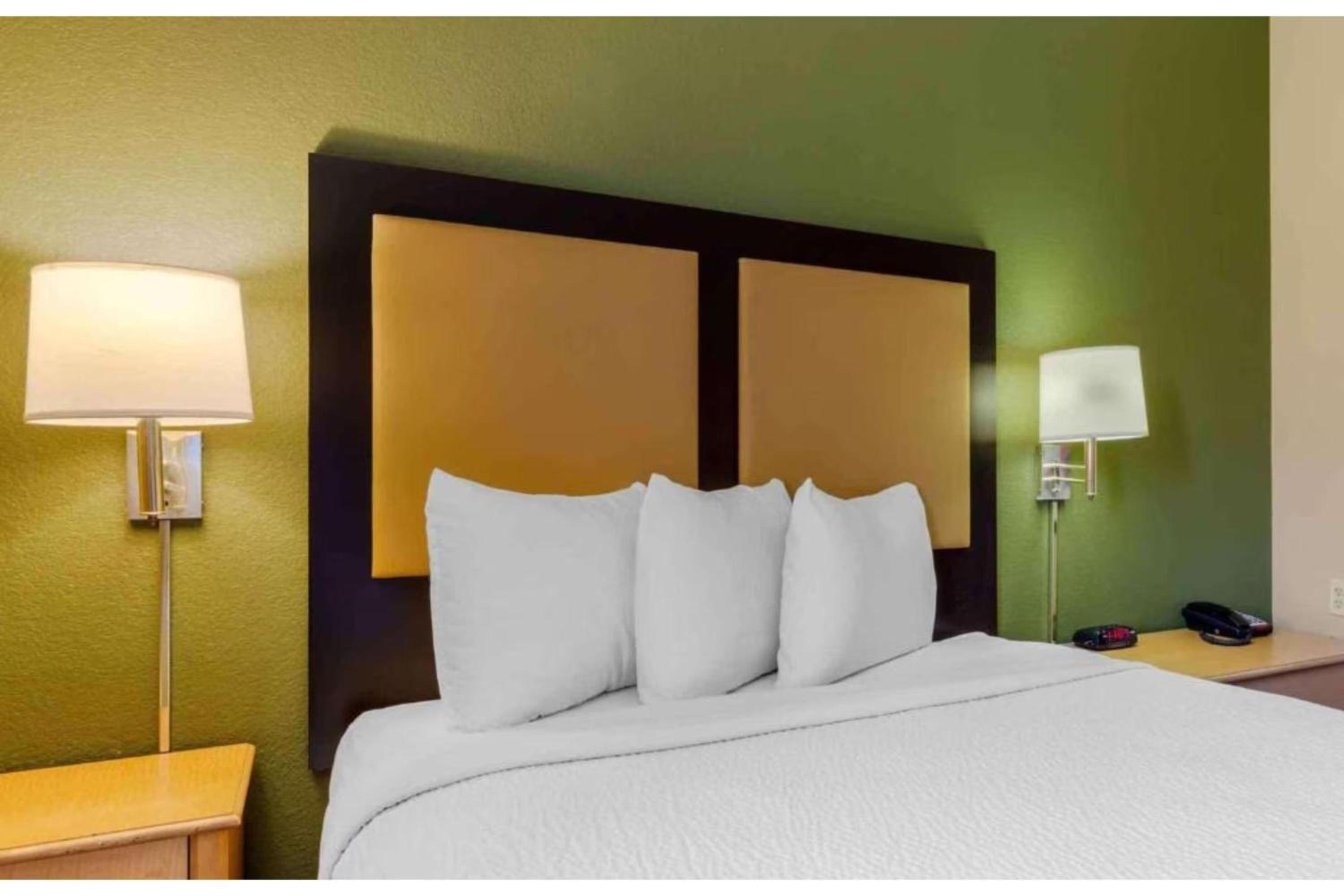 1 Queen Bed | Non-Smoking, Kitchen - Photo 5