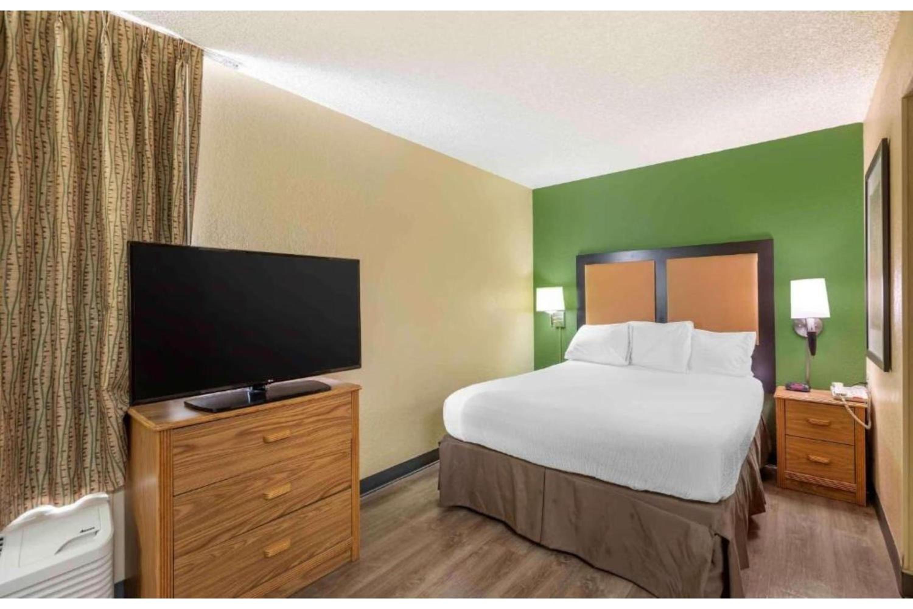1 Queen Bed | Non-Smoking, Kitchen - Photo 3