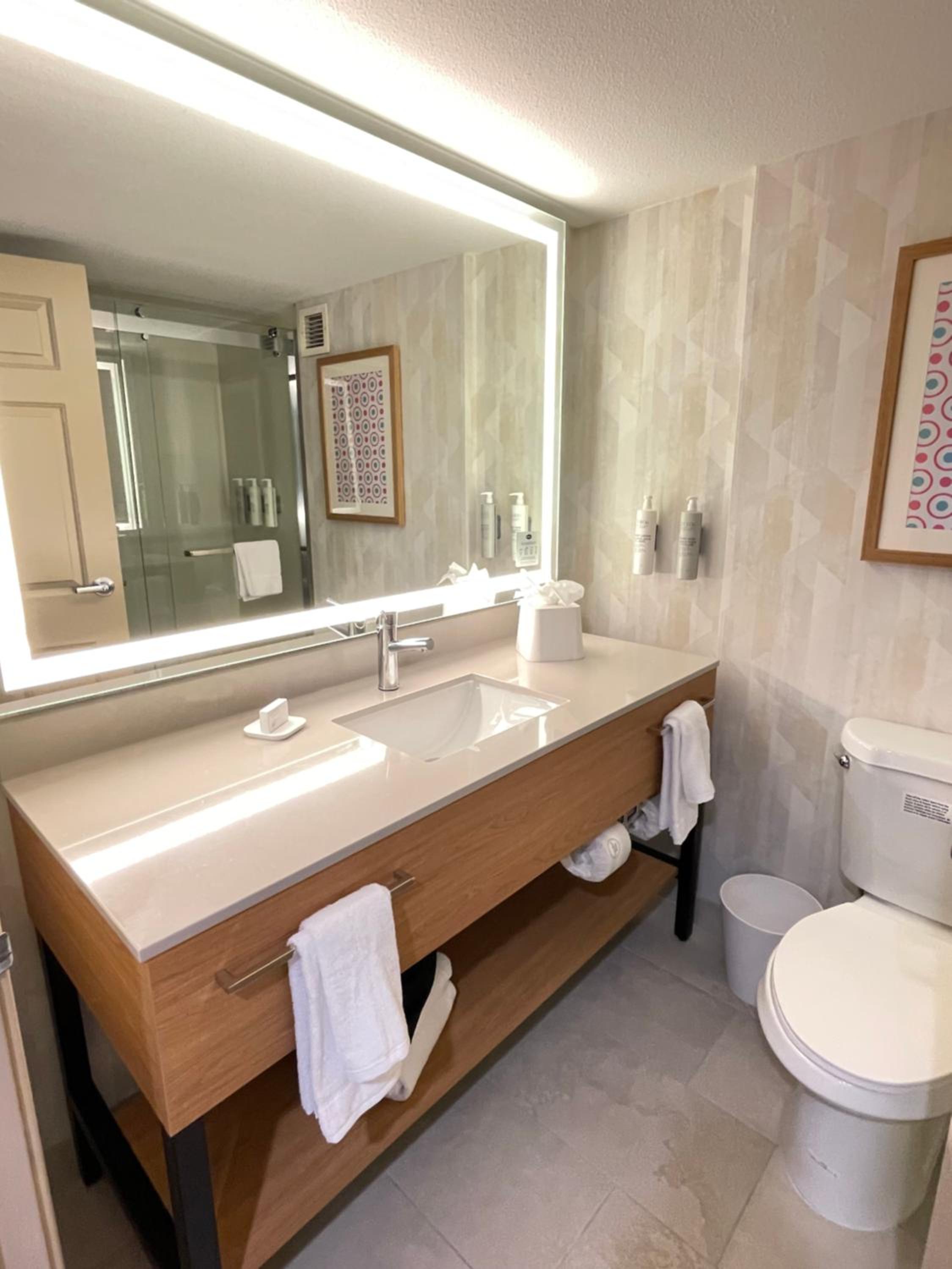 King Room with Microwave/Fridge - Photo 3