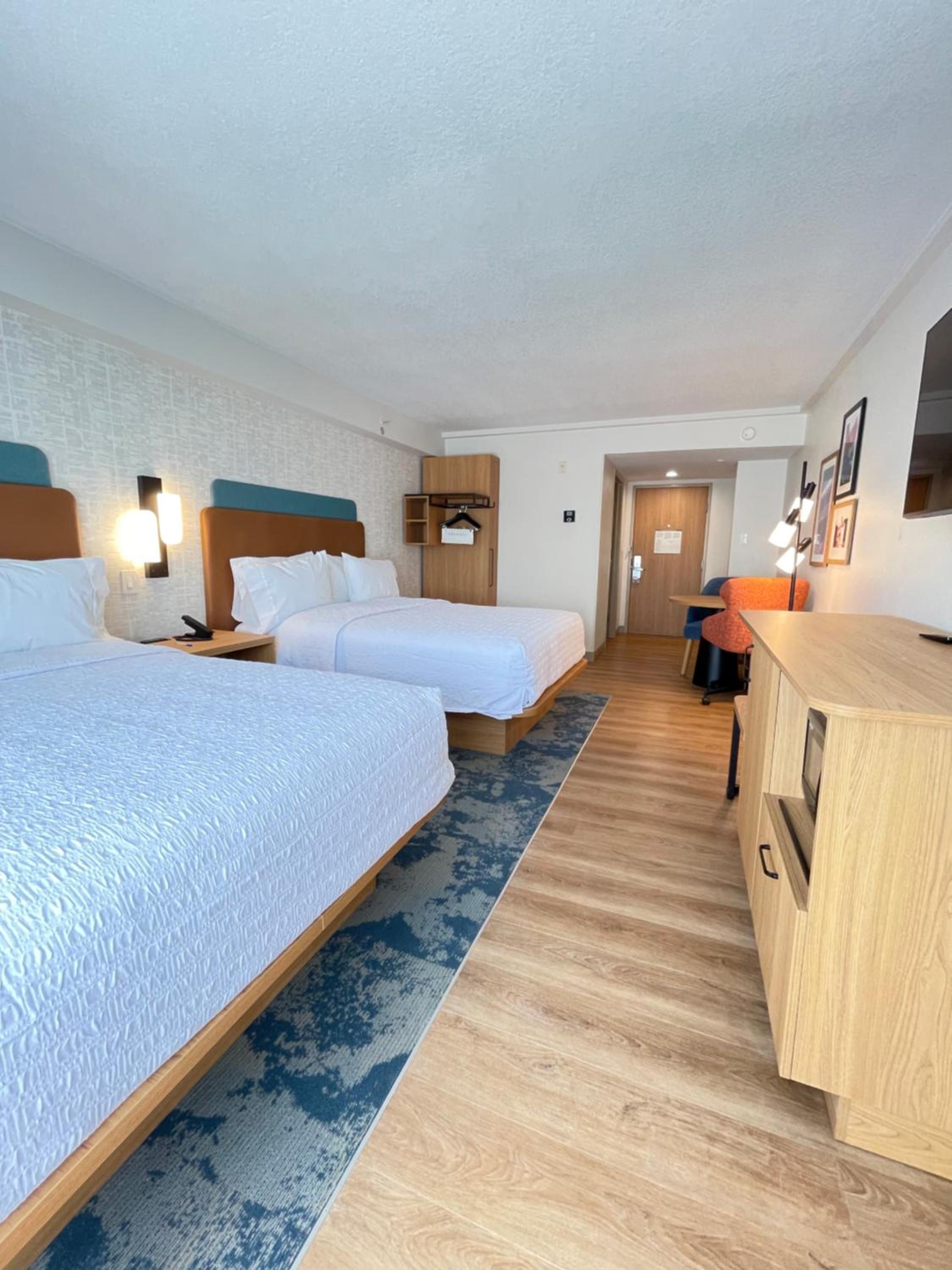 Queen Room with Two Queen Beds - Photo 2
