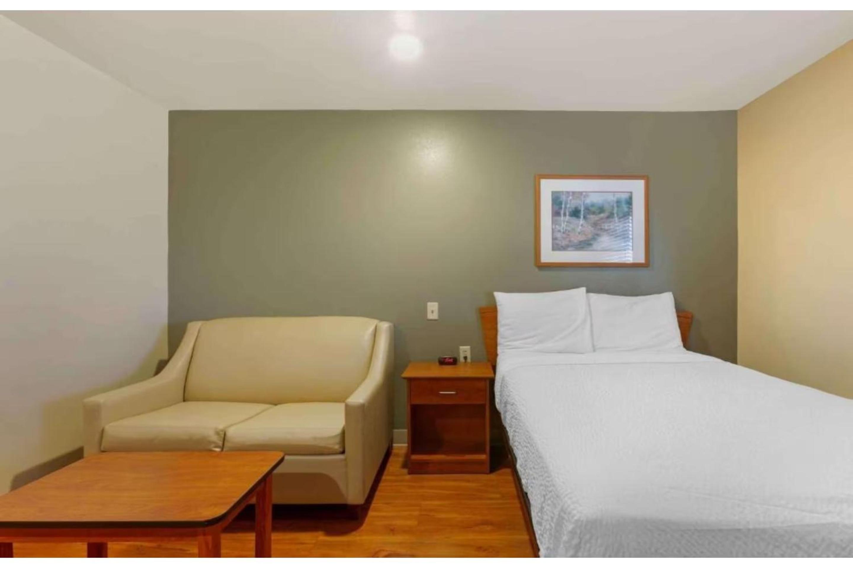 1 Full Bed | Smoking, Kitchen photo 3