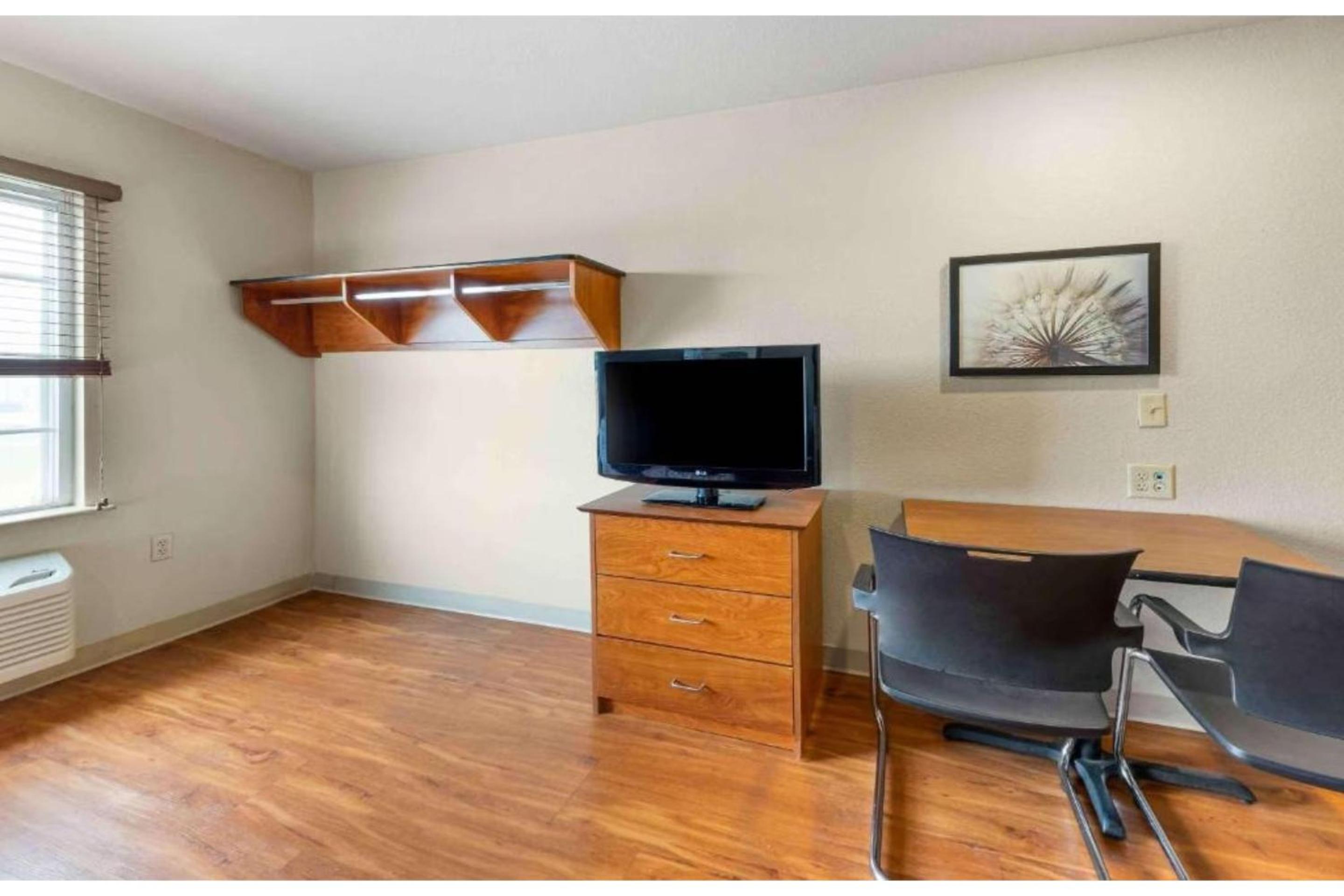 2 Full Beds | Smoking, Kitchen