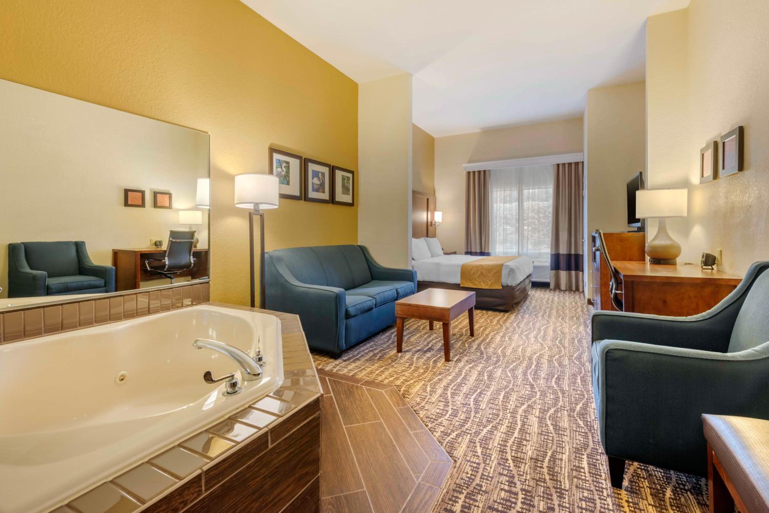 Executive King Suite with Sofa-Bed and Hot Tub - Non-Smoking - Photo 4