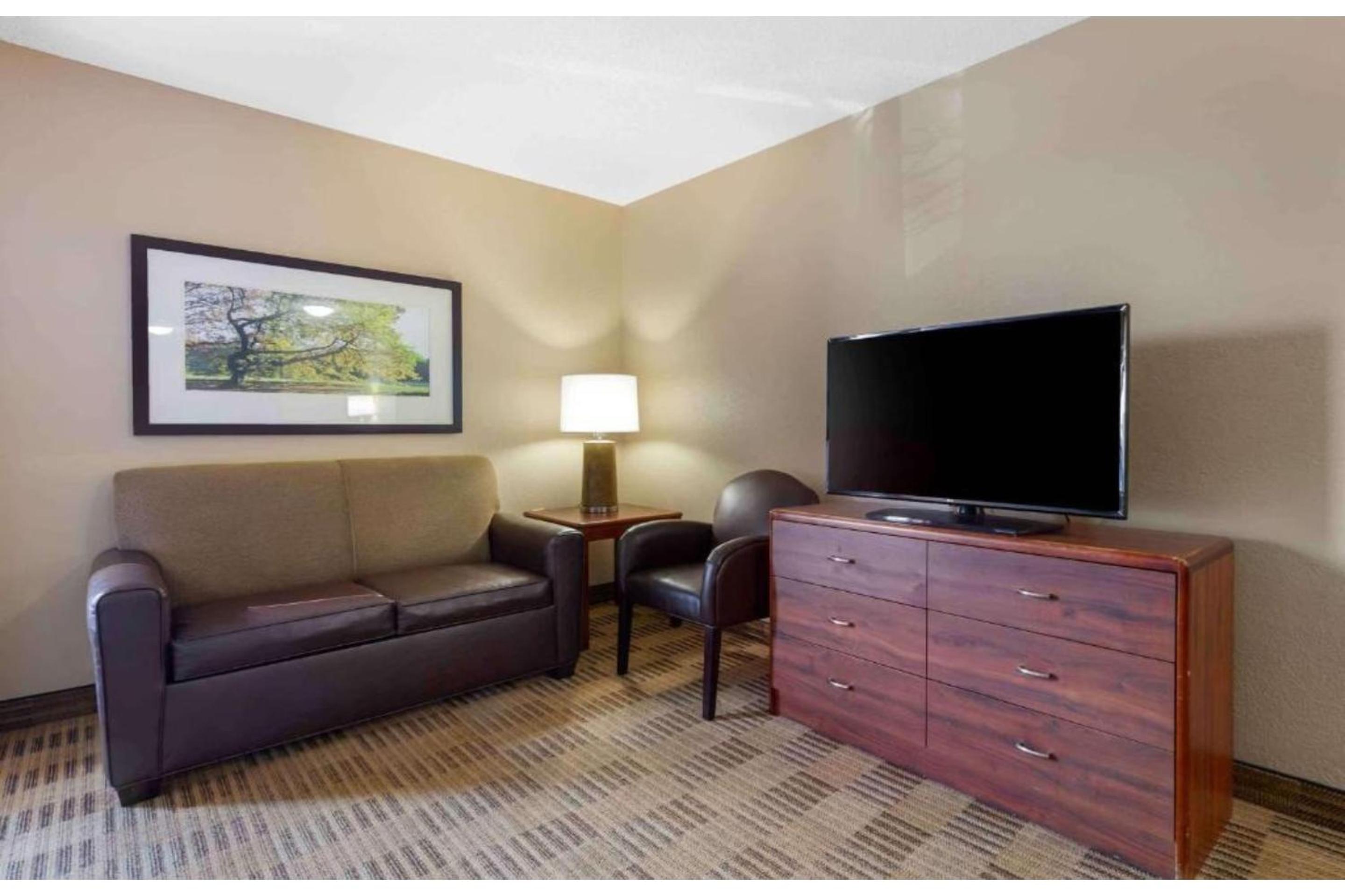 1 King Bed | Non-Smoking, Kitchen - Photo 2