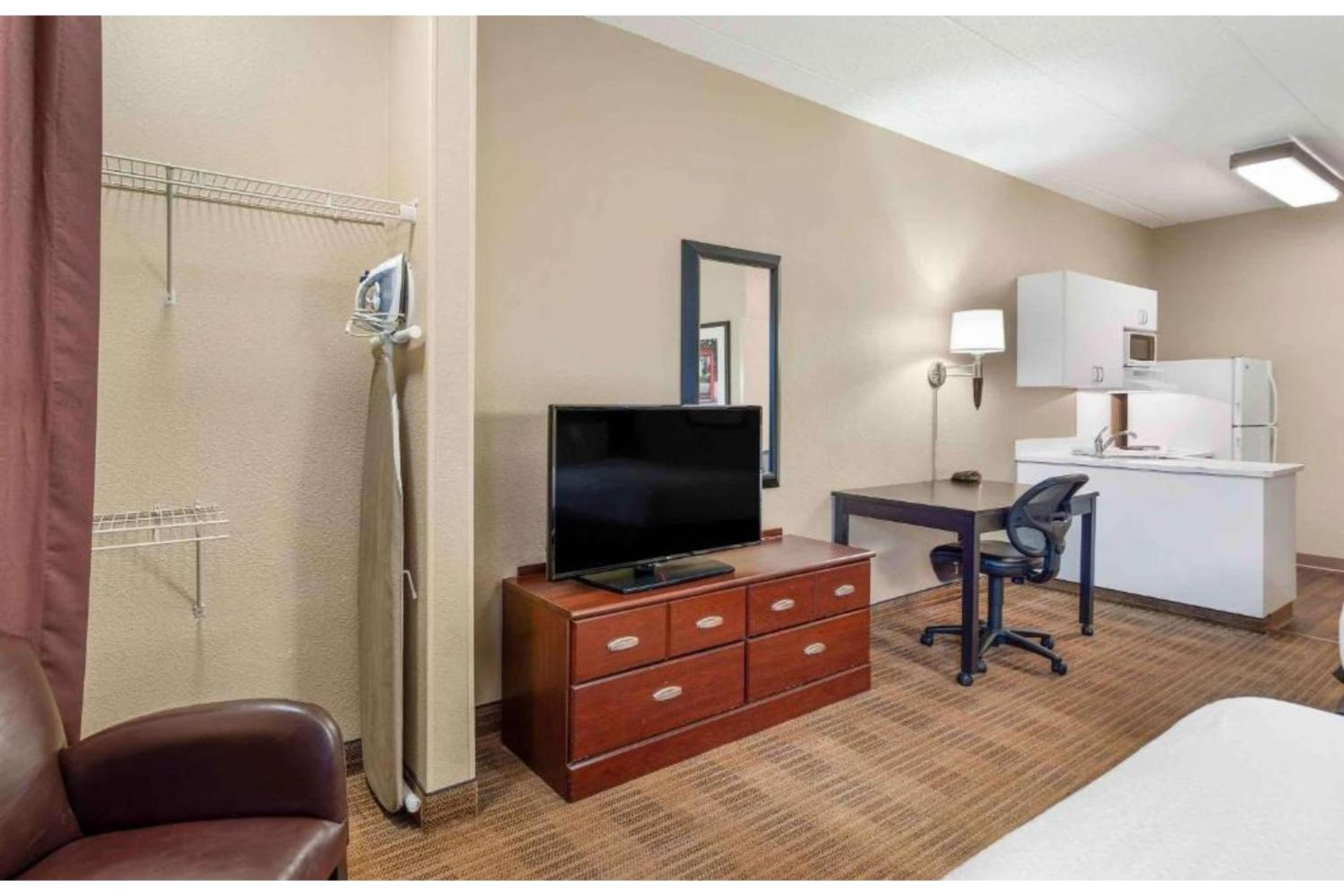 1 Queen Bed | Non-Smoking, Kitchen - Photo 3