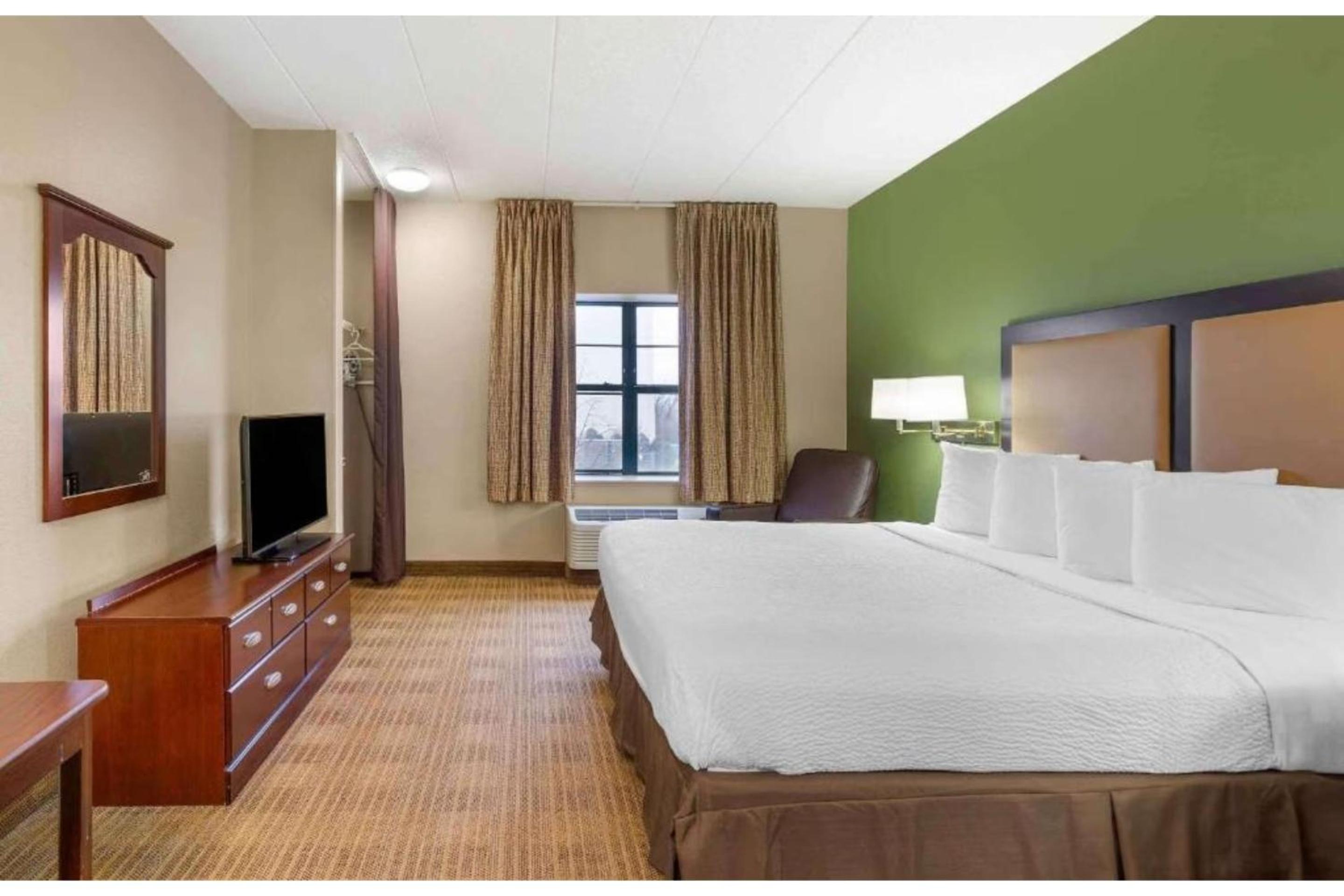 1 Queen Bed | Non-Smoking, Kitchen - Photo 4